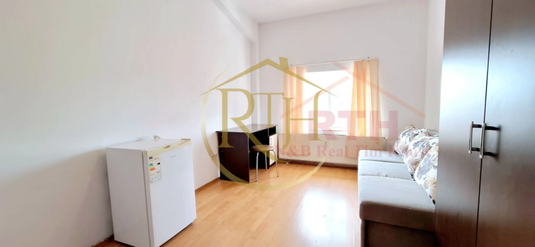 Oferim spre inchiriere garsoniera, loc de parcare, zona Soarelui - Inchiriez garsoniera, situata la etajul 3 intr.un Bloc Nou, zona Soarelui, cu loc de parcare, langa Sud Plaza, la doar 10 minute de Spitalul Judetean, Continental, Auchan, Lidl, Penny, Mega Image, 2 minute pana la magazinul Profi si mijloc de transport in comun, 15 minute pana in zona Complexului Studentesc . 
Garsoniera este complet mobilata si utilata, canapea extensibila, frigider, masina de spalat, plita electrica pentru gatit, baie cu cabina de dus .
Incalzire se face prin centrala proprie a blocului, cheltuieli foarte mici de intretinere, bloc privat, loc de parcare cu acces cu bariera si supraveghere video .
Apartamentul este ideal pentru un cuplu sau o singura persoana .
Locul de parcare este situat in parcare privata a blocului, acces cu bariera si supraveghere video si costa 10 euro pe luna .
Proprietate reprezentata de RealTimHouse.ro . Un pas spre un loc doar al tau !
Pret : 210 euro + garantie 210 euro + comision agentie