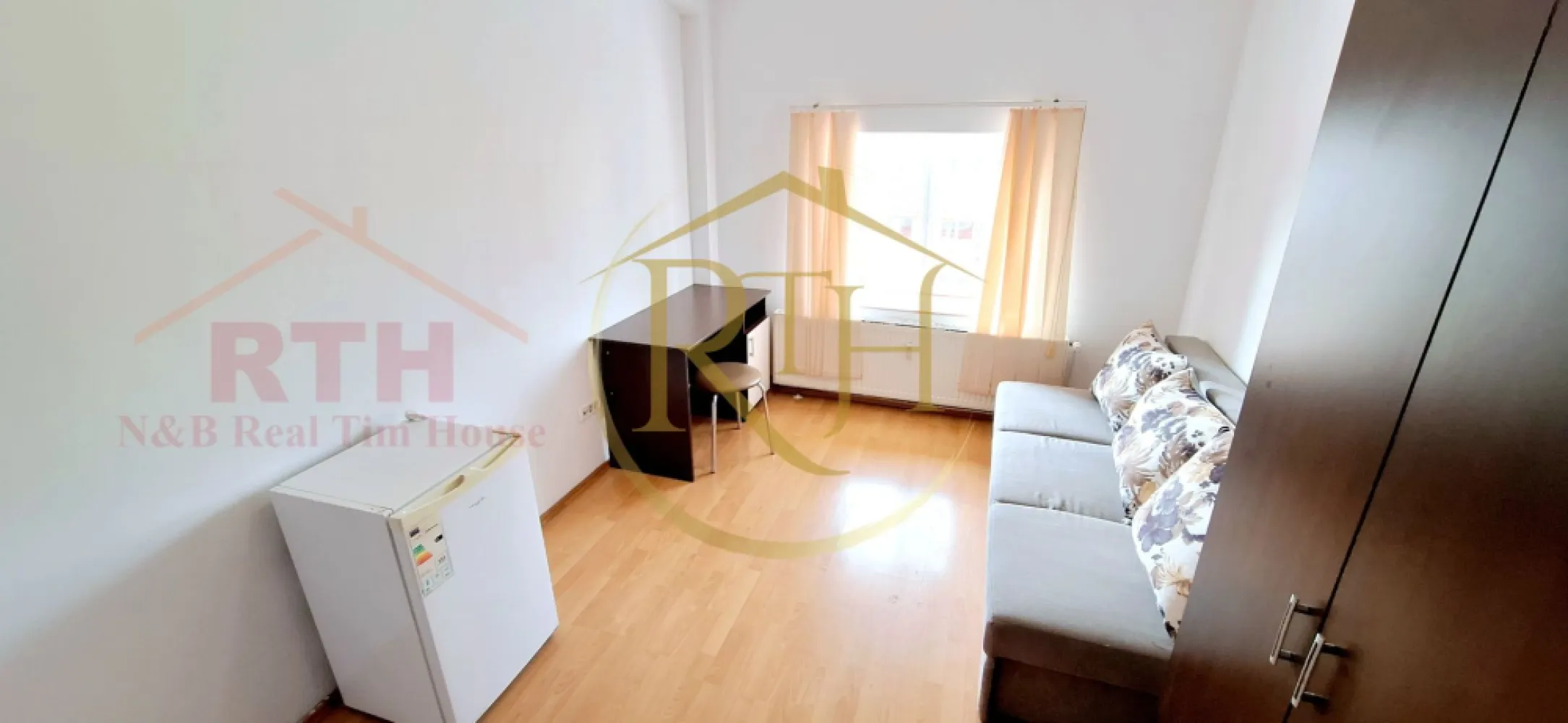 Oferim spre inchiriere garsoniera, loc de parcare, zona Soarelui - Inchiriez garsoniera, situata la etajul 3 intr.un Bloc Nou, zona Soarelui, cu loc de parcare, langa Sud Plaza, la doar 10 minute de Spitalul Judetean, Continental, Auchan, Lidl, Penny, Mega Image, 2 minute pana la magazinul Profi si mijloc de transport in comun, 15 minute pana in zona Complexului Studentesc . 
Garsoniera este complet mobilata si utilata, canapea extensibila, frigider, masina de spalat, plita electrica pentru gatit, baie cu cabina de dus .
Incalzire se face prin centrala proprie a blocului, cheltuieli foarte mici de intretinere, bloc privat, loc de parcare cu acces cu bariera si supraveghere video .
Apartamentul este ideal pentru un cuplu sau o singura persoana .
Locul de parcare este situat in parcare privata a blocului, acces cu bariera si supraveghere video si costa 10 euro pe luna .
Proprietate reprezentata de RealTimHouse.ro . Un pas spre un loc doar al tau !
Pret : 210 euro + garantie 210 euro + comision agentie