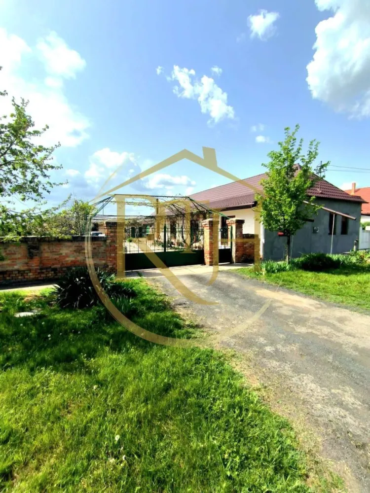 Casa cu 5 camere, teren 1500 mp, Beregsau Mare 0% Comision pentru cumparator - Oferim spre vanzare, 0% Comision, casa cu 5 camere plus anexe situata in Beregsau Mare .
Această casă este situată într-o zonă liniștită din Beregsău Mare, perfectă pentru cei care doresc să se bucure de confortul unui spațiu generos, departe de aglomerația orașului, dar suficient de aproape de Timișoara pentru a beneficia de toate facilitățile urbane. Accesul rapid către Timișoara, la doar 25 de minute distanță, face din această locație una ideală pentru familii sau cei care doresc să locuiască într-un mediu rural, dar cu acces ușor la oraș.
Casa este renovata, construita din caramida si BCA, cu funatie si placa de beton, acoperis nou si are o suprafata utila de 190 mp .

Proprietatea dispune de un teren generos de 1500 mp, perfect pentru activități de relaxare în aer liber sau pentru proiecte personale. Anexele pot fi utilizate ca spații de depozitare sau pot fi transformate în alte funcțiuni utile (atelier, garaj, etc.).

Compartimentarea casei este foarte eficienta, compusa din living foarte spatios pentru relaxare cu dining room, 4 dormitoare fiecare cu intrare separata spatioase indeale pentru o familie numeroasa, bucatarie, baie, bucatarie de vara, camera tehnica, beci si alte anexe si spatii de depozitare . 
Casa dispune de urmatoarele utilitati, apa de la retea, apa forata cu hidrofor, curent electric si racordata la reteaua de canalizare . Pe viitor urmeaza a se trage reteaua de gaz .
Confortul termic al casei se realieaza cu ajutorul centralei termice pe lemne, peleti etc si calorifere . 
Casa se vinde complet mobilata si utilata . Ideal pentru investitie sau pentru locuit . 
Proprietate reprezentata in de RealTimHouse.ro . Un pas spre un loc doar al tau ! 
Vizionare online : https://youtu.be/AmXRMof8iZc?feature=shared
Pret : 160000 euro foarte usor negociabil . Nu se plateste comison agentie . 
Cei care doresc un teren mai mare pot achizitioana casa cu intreaga ei suprafata de teren de 2814 mp la pretul de 200.000 euro .