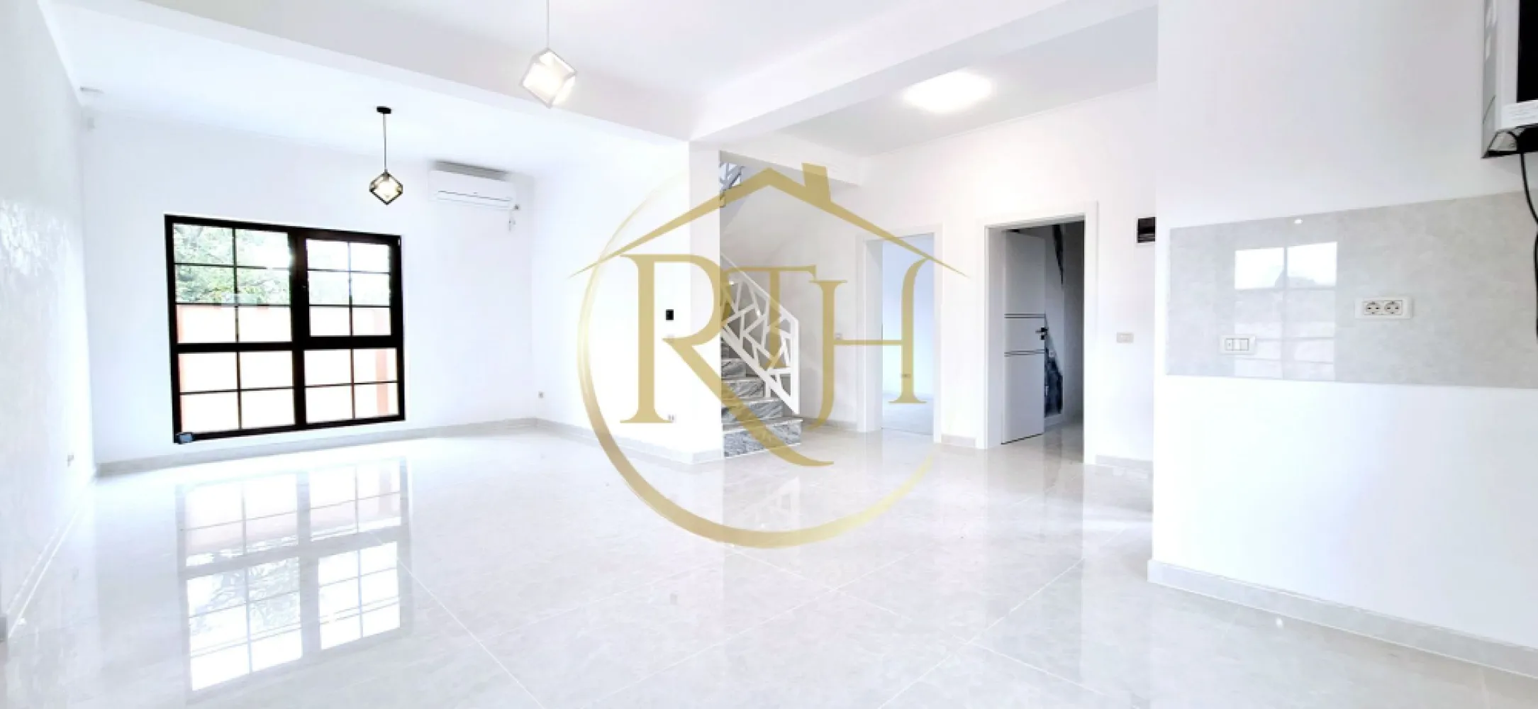 Oferim spre vanzare casa deosebita, cu 5 camere,Giroc, zona Centrala0% Comision - Avem placerea de a va oferi spre vanzare o casa deosebita, direct de la proprietar, cu 5 camere, situata in zona Centrala a Girocului la doi pasi de Primarie, Scoala, Liceu, Biserica, Magazine, Mijloc de transport in comun . 
Casa este construita din caramida poroterm, izolatie de 10 si 15, materiale de top si finisaje de inalta calitate. Compartimentare foarte eficienta, spatii generoase si luminate natural .
La parter regasim un living generos open space cu bucataria si cu iesire pe terasa, un dormitor, o baie cu dus si spatiu de depozitare sub casa scarii .
Etajul este compus din 3 dormitoare, baie spatioasa cu vana, hol si accesul in pod . 
Casa este individuala, peretii dintre case sunt dubli cu izolatie intre ei, fundatie si pod individual. Terasa are o suprafata de 30 mp utili, acoperita si izolata termic, se poate inchide . 
Finisajele interioare de inalta calitate, scari de marmura, obiecte sanitare de lux . 
Casa se preda la cheie, cu incalzire in pardoseala cu pompe de recirculare a apei, termostate ambientale pe fiecare incapere, clima LG, centrala termica in condensare Aristor, sistem de alarma, sistem supraveghere video, iluminat controlat prin wi.fi, poarta de acces automatizata cu telecomanda . 
Curtea este amenajata cu pavaj si gazon . 
Suprafata utila 130 mp, construiti 160 mp, terasa 30 mp, suprafata teren 250 mp .
Proprietate reprezentata de RealTimHouse.ro . Un pas spre un loc doar al tau !
Vizionare online : https://youtu.be/iyydq34OtbI?feature=shared
Va asteptam cu drag la o vizionare . Vizionarile se pot face doar cu programare . 
Nu se plateste comision agentie .
Un pas spre un loc doar al tau !
Pret nou : 245000 euro