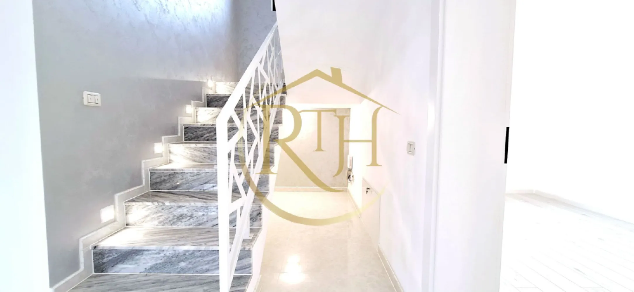 Oferim spre vanzare casa deosebita, cu 5 camere,Giroc, zona Centrala0% Comision - Avem placerea de a va oferi spre vanzare o casa deosebita, direct de la proprietar, cu 5 camere, situata in zona Centrala a Girocului la doi pasi de Primarie, Scoala, Liceu, Biserica, Magazine, Mijloc de transport in comun . 
Casa este construita din caramida poroterm, izolatie de 10 si 15, materiale de top si finisaje de inalta calitate. Compartimentare foarte eficienta, spatii generoase si luminate natural .
La parter regasim un living generos open space cu bucataria si cu iesire pe terasa, un dormitor, o baie cu dus si spatiu de depozitare sub casa scarii .
Etajul este compus din 3 dormitoare, baie spatioasa cu vana, hol si accesul in pod . 
Casa este individuala, peretii dintre case sunt dubli cu izolatie intre ei, fundatie si pod individual. Terasa are o suprafata de 30 mp utili, acoperita si izolata termic, se poate inchide . 
Finisajele interioare de inalta calitate, scari de marmura, obiecte sanitare de lux . 
Casa se preda la cheie, cu incalzire in pardoseala cu pompe de recirculare a apei, termostate ambientale pe fiecare incapere, clima LG, centrala termica in condensare Aristor, sistem de alarma, sistem supraveghere video, iluminat controlat prin wi.fi, poarta de acces automatizata cu telecomanda . 
Curtea este amenajata cu pavaj si gazon . 
Suprafata utila 130 mp, construiti 160 mp, terasa 30 mp, suprafata teren 250 mp .
Proprietate reprezentata de RealTimHouse.ro . Un pas spre un loc doar al tau !
Vizionare online : https://youtu.be/iyydq34OtbI?feature=shared
Va asteptam cu drag la o vizionare . Vizionarile se pot face doar cu programare . 
Nu se plateste comision agentie .
Un pas spre un loc doar al tau !
Pret nou : 245000 euro