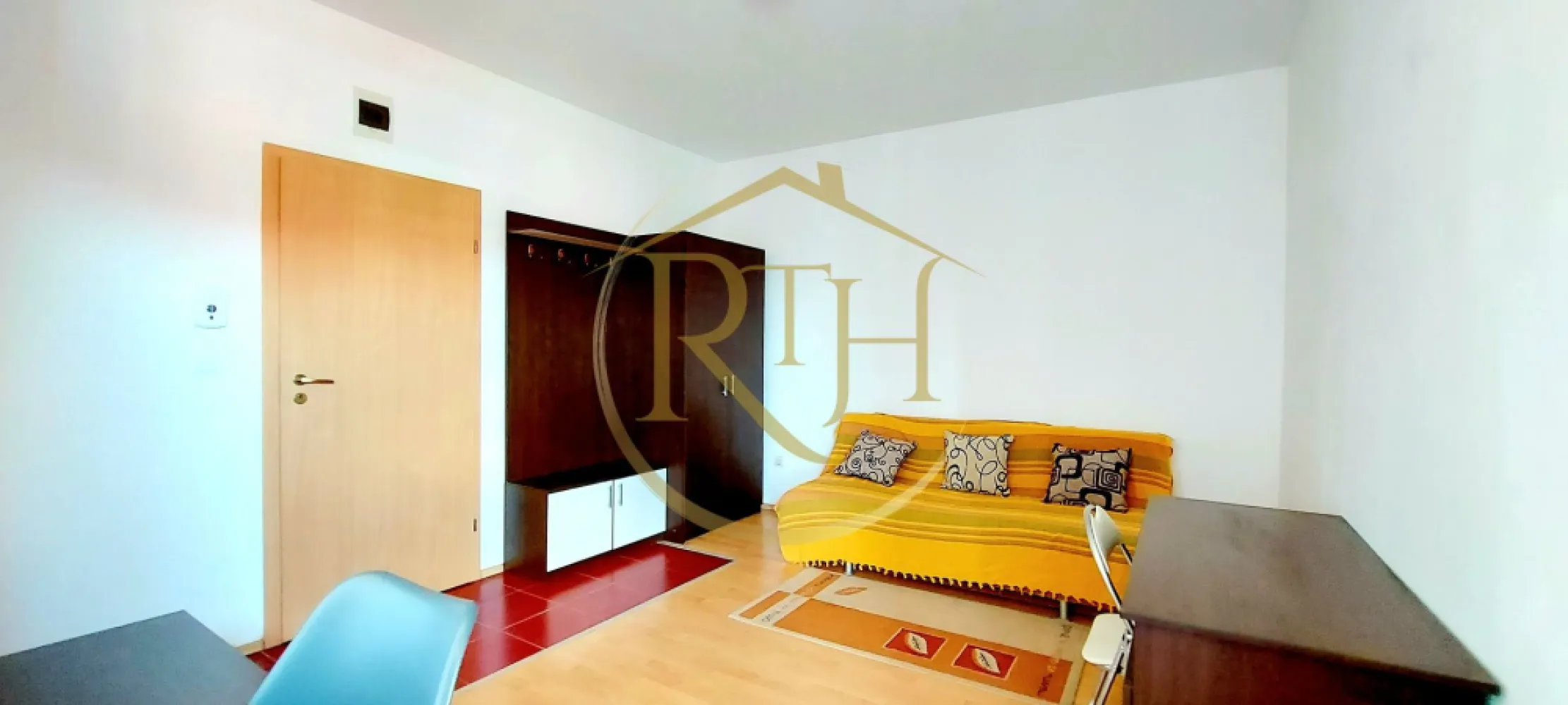 Oferim spre inchiriere, apartament 1 camera, studio, Zona Soarelui, parcare - Oferim spre închiriere un apartament cu o cameră, situat la etajul 2 al unui bloc nou din cartierul Soarelui, la doar câțiva pași de Sud Plaza. Proprietatea este poziționată excelent, cu acces rapid către principalele puncte de interes: 10 minute până la Spitalul Județean, Continental, Lidl, Auchan, Mega Image și 15 minute până în Complexul Studențesc.
Apartamentul este complet mobilat și utilat, fiind pregătit pentru mutare imediată. Dispune de canapea extensibilă, frigider, mașină de spălat, plită electrică și baie dotată cu cabină de duș. Încălzirea se face prin centrala proprie a blocului, ceea ce asigură cheltuieli reduse de întreținere.
Locul de parcare este disponibil contra cost, pentru cei care au masina si doresc un loc de parcare in parcarea privata a blocului . Blocul este privat, bine întreținut și oferă un mediu sigur și confortabil.
Locuința este ideală pentru o singură persoană sau un cuplu. Nu se acceptă animale de companie.
Vizionare online: https://youtu.be/YhXRhghpK-0
Preț: 230 euro Chirie + Garanție: 230 euro + Comision agenție 

Proprietate reprezentată de RealTimHouse.ro – Un pas spre un loc doar al tău!