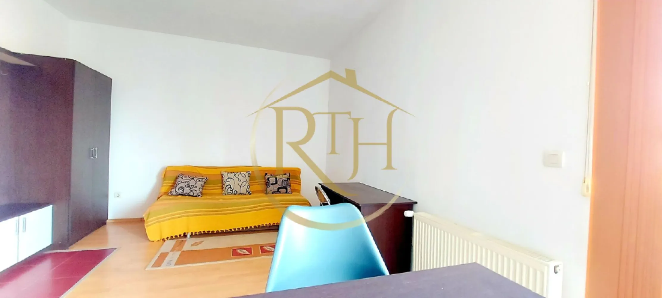 Oferim spre inchiriere, apartament 1 camera, studio, Zona Soarelui, parcare - Oferim spre închiriere un apartament cu o cameră, situat la etajul 2 al unui bloc nou din cartierul Soarelui, la doar câțiva pași de Sud Plaza. Proprietatea este poziționată excelent, cu acces rapid către principalele puncte de interes: 10 minute până la Spitalul Județean, Continental, Lidl, Auchan, Mega Image și 15 minute până în Complexul Studențesc.
Apartamentul este complet mobilat și utilat, fiind pregătit pentru mutare imediată. Dispune de canapea extensibilă, frigider, mașină de spălat, plită electrică și baie dotată cu cabină de duș. Încălzirea se face prin centrala proprie a blocului, ceea ce asigură cheltuieli reduse de întreținere.
Locul de parcare este disponibil contra cost, pentru cei care au masina si doresc un loc de parcare in parcarea privata a blocului . Blocul este privat, bine întreținut și oferă un mediu sigur și confortabil.
Locuința este ideală pentru o singură persoană sau un cuplu. Nu se acceptă animale de companie.
Vizionare online: https://youtu.be/YhXRhghpK-0
Preț: 230 euro Chirie + Garanție: 230 euro + Comision agenție 

Proprietate reprezentată de RealTimHouse.ro – Un pas spre un loc doar al tău!