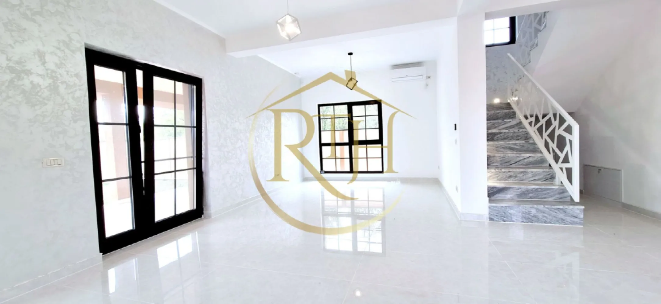 Oferim spre vanzare casa deosebita, cu 5 camere, Giroc, zona Centrala. - Avem placerea de a va oferi spre vanzare o casa deosebita, direct de la proprietar, cu 5 camere, situata in zona Centrala a Girocului la doi pasi de Primarie, Scoala, Liceu, Biserica, Magazine, Mijloc de transport in comun . 
Casa este construita din caramida poroterm, izolatie de 10 si 15, materiale de top si finisaje de inalta calitate. Compartimentare foarte eficienta, spatii generoase si luminate natural .
La parter regasim un living generos open space cu bucataria si cu iesire pe terasa, un dormitor, o baie cu dus si spatiu de depozitare sub casa scarii .
Etajul este compus din 3 dormitoare, baie spatioasa cu vana, hol si accesul in pod . 
Casa este individuala, peretii dintre case sunt dubli cu izolatie intre ei, fundatie si pod individual. Terasa are o suprafata de 30 mp utili, acoperita si izolata termic, se poate inchide . 
Finisajele interioare de inalta calitate, scari de marmura, obiecte sanitare de lux . 
Casa se preda la cheie, cu incalzire in pardoseala cu pompe de recirculare a apei, termostate ambientale pe fiecare incapere, clima LG, centrala termica in condensare Aristor, sistem de alarma, sistem supraveghere video, iluminat controlat prin wi.fi, poarta de acces automatizata cu telecomanda . 
Curtea este amenajata cu pavaj si gazon . 
Suprafata utila 130 mp, construiti 160 mp, terasa 30 mp, suprafata teren 250 mp .
Proprietate reprezentata de RealTimHouse.ro . Un pas spre un loc doar al tau !
Vizionare online : https://youtu.be/iyydq34OtbI?feature=shared
Va asteptam cu drag la o vizionare . Vizionarile se pot face doar cu programare . 
Nu se plateste comision agentie .
Un pas spre un loc doar al tau !
Pret nou : 245000 euro .