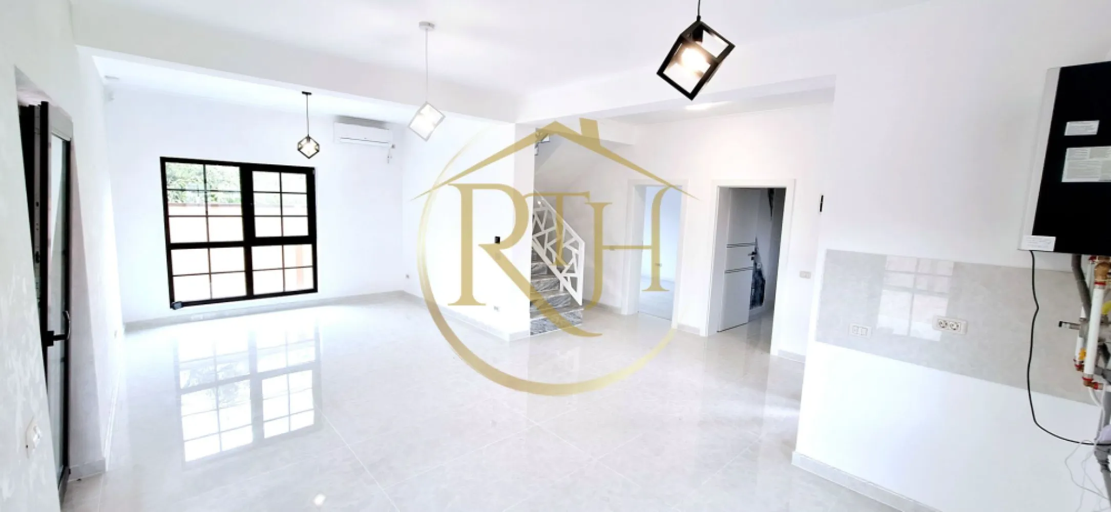 Oferim spre vanzare casa deosebita, cu 5 camere, Giroc, zona Centrala. - Avem placerea de a va oferi spre vanzare o casa deosebita, direct de la proprietar, cu 5 camere, situata in zona Centrala a Girocului la doi pasi de Primarie, Scoala, Liceu, Biserica, Magazine, Mijloc de transport in comun . 
Casa este construita din caramida poroterm, izolatie de 10 si 15, materiale de top si finisaje de inalta calitate. Compartimentare foarte eficienta, spatii generoase si luminate natural .
La parter regasim un living generos open space cu bucataria si cu iesire pe terasa, un dormitor, o baie cu dus si spatiu de depozitare sub casa scarii .
Etajul este compus din 3 dormitoare, baie spatioasa cu vana, hol si accesul in pod . 
Casa este individuala, peretii dintre case sunt dubli cu izolatie intre ei, fundatie si pod individual. Terasa are o suprafata de 30 mp utili, acoperita si izolata termic, se poate inchide . 
Finisajele interioare de inalta calitate, scari de marmura, obiecte sanitare de lux . 
Casa se preda la cheie, cu incalzire in pardoseala cu pompe de recirculare a apei, termostate ambientale pe fiecare incapere, clima LG, centrala termica in condensare Aristor, sistem de alarma, sistem supraveghere video, iluminat controlat prin wi.fi, poarta de acces automatizata cu telecomanda . 
Curtea este amenajata cu pavaj si gazon . 
Suprafata utila 130 mp, construiti 160 mp, terasa 30 mp, suprafata teren 250 mp .
Proprietate reprezentata de RealTimHouse.ro . Un pas spre un loc doar al tau !
Vizionare online : https://youtu.be/iyydq34OtbI?feature=shared
Va asteptam cu drag la o vizionare . Vizionarile se pot face doar cu programare . 
Nu se plateste comision agentie .
Un pas spre un loc doar al tau !
Pret nou : 245000 euro .