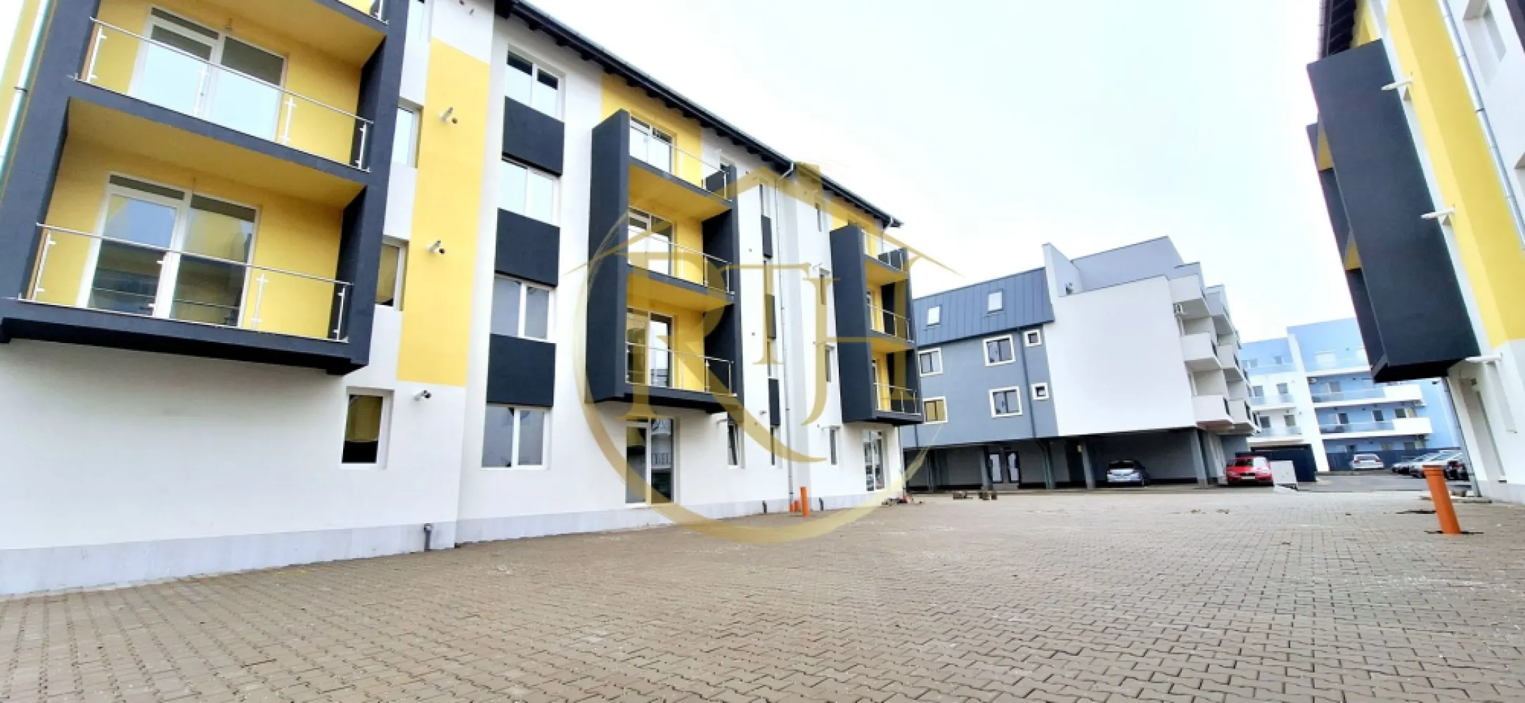 Oferim spre vanzare apartamente cu 1 si 2 camere, 0% Comision agentie - Avem deosebita placere de a va oferi spre vanzare, direct de la dezvoltator Premium Residence, aparamente cu 1 camera, 2 camere si 3 camere, situate in cel mai nou complex rezidential de pe strada Neptu din Giroc, complex in plina dezvoltare .
Apartamentele se predau la cheie, finisaje de lux de cea mai buna calitate si compartimentare eficienta care satisface toate nevoile clientilor nostri ( decomandate sau semidecomandate ), spatiile sunt generoase si cu multa lumina naturala.
Complexul Premium Residence se afla pe strada Neptun, in apropiere de Centre Comerciale, magazine si supermarket.uri precum, Profi, Lidl, Mega, sali se sport, Spitalul Judetean, Scoala, Benzinaria Eso mijloc de transport in comun si multe altele .
Constructia este din caramida poroterm, izolatie eficienta, geamuri termopan, iar confortul termic este asigurat cu ajutorul centralei pe gaz si incalzire in pardoseala .
Suprafata utila a apartamentelor este de 34 mp pentru cele cu o camera, iar incepand de la 48 mp cele cu 2 camere, 3 camere 58 mp .
Locuitorii complexului Premium Residence beneficieaza la achizitionarea unui apartament si de un loc de parcare GRATUIT, loc de joaca pentru copii, parcuri, suport pentru biciclete, iluminat stradal si supraveghere video pentru fiecare imobil .
Acceptăm orice tip de credit bancar şi oferim GRATUIT consultanţă în vederea obţinerii unui credit pentru achiziţionarea imediată a unui apartament din complexul Premium Residence .
Preturile incep de la : - 1 camera - intre 34mp si 37 mp - 63000 euro pana la 71000 euro vandute .
- 2 camere - de la 43 mp la 57 mp - intre 79500 euro pana la 94000 euro
- 3 camere - 58 mp - 101000 euro 
Acum poti viziona si online accesand link.ul de youtube : https://youtu.be/nkzuvt3jXDA?feature=shared
Proprietatre reprezentata de RealTimHouse.ro
Va asteptam cu drag la o vizionare .