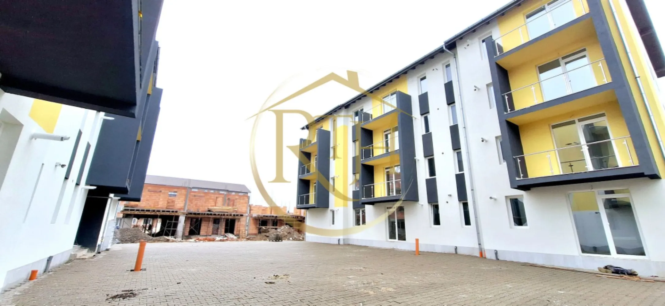Oferim spre vanzare apartamente cu 1 si 2 camere, 0% Comision agentie - Avem deosebita placere de a va oferi spre vanzare, direct de la dezvoltator Premium Residence, aparamente cu 1 camera, 2 camere si 3 camere, situate in cel mai nou complex rezidential de pe strada Neptu din Giroc, complex in plina dezvoltare .
Apartamentele se predau la cheie, finisaje de lux de cea mai buna calitate si compartimentare eficienta care satisface toate nevoile clientilor nostri ( decomandate sau semidecomandate ), spatiile sunt generoase si cu multa lumina naturala.
Complexul Premium Residence se afla pe strada Neptun, in apropiere de Centre Comerciale, magazine si supermarket.uri precum, Profi, Lidl, Mega, sali se sport, Spitalul Judetean, Scoala, Benzinaria Eso mijloc de transport in comun si multe altele .
Constructia este din caramida poroterm, izolatie eficienta, geamuri termopan, iar confortul termic este asigurat cu ajutorul centralei pe gaz si incalzire in pardoseala .
Suprafata utila a apartamentelor este de 34 mp pentru cele cu o camera, iar incepand de la 48 mp cele cu 2 camere, 3 camere 58 mp .
Locuitorii complexului Premium Residence beneficieaza la achizitionarea unui apartament si de un loc de parcare GRATUIT, loc de joaca pentru copii, parcuri, suport pentru biciclete, iluminat stradal si supraveghere video pentru fiecare imobil .
Acceptăm orice tip de credit bancar şi oferim GRATUIT consultanţă în vederea obţinerii unui credit pentru achiziţionarea imediată a unui apartament din complexul Premium Residence .
Preturile incep de la : - 1 camera - intre 34mp si 37 mp - 63000 euro pana la 71000 euro vandute .
- 2 camere - de la 43 mp la 57 mp - intre 79500 euro pana la 94000 euro
- 3 camere - 58 mp - 101000 euro 
Acum poti viziona si online accesand link.ul de youtube : https://youtu.be/nkzuvt3jXDA?feature=shared
Proprietatre reprezentata de RealTimHouse.ro
Va asteptam cu drag la o vizionare .