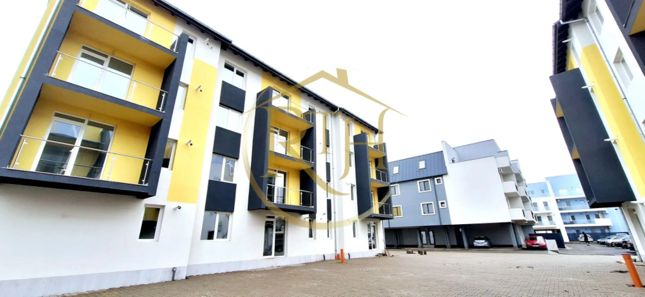 Oferim spre vanzare apartamente cu 1 si 2 camere, 0% Comision agentie - Avem deosebita placere de a va oferi spre vanzare, direct de la dezvoltator Premium Residence, aparamente cu 1 camera, 2 camere si 3 camere, situate in cel mai nou complex rezidential de pe strada Neptu din Giroc, complex in plina dezvoltare .
Apartamentele se predau la cheie, finisaje de lux de cea mai buna calitate si compartimentare eficienta care satisface toate nevoile clientilor nostri ( decomandate sau semidecomandate ), spatiile sunt generoase si cu multa lumina naturala.
Complexul Premium Residence se afla pe strada Neptun, in apropiere de Centre Comerciale, magazine si supermarket.uri precum, Profi, Lidl, Mega, sali se sport, Spitalul Judetean, Scoala, Benzinaria Eso mijloc de transport in comun si multe altele .
Constructia este din caramida poroterm, izolatie eficienta, geamuri termopan, iar confortul termic este asigurat cu ajutorul centralei pe gaz si incalzire in pardoseala .
Suprafata utila a apartamentelor este de 34 mp pentru cele cu o camera, iar incepand de la 48 mp cele cu 2 camere, 3 camere 58 mp .
Locuitorii complexului Premium Residence beneficieaza la achizitionarea unui apartament si de un loc de parcare GRATUIT, loc de joaca pentru copii, parcuri, suport pentru biciclete, iluminat stradal si supraveghere video pentru fiecare imobil .
Acceptăm orice tip de credit bancar şi oferim GRATUIT consultanţă în vederea obţinerii unui credit pentru achiziţionarea imediată a unui apartament din complexul Premium Residence .
Preturile incep de la : - 1 camera - intre 34mp si 37 mp - 63000 euro pana la 71000 euro vandute .
- 2 camere - de la 43 mp la 57 mp - intre 79500 euro pana la 94000 euro
- 3 camere - 58 mp - 101000 euro 
Acum poti viziona si online accesand link.ul de youtube : https://youtu.be/nkzuvt3jXDA?feature=shared
Proprietatre reprezentata de RealTimHouse.ro
Va asteptam cu drag la o vizionare .
