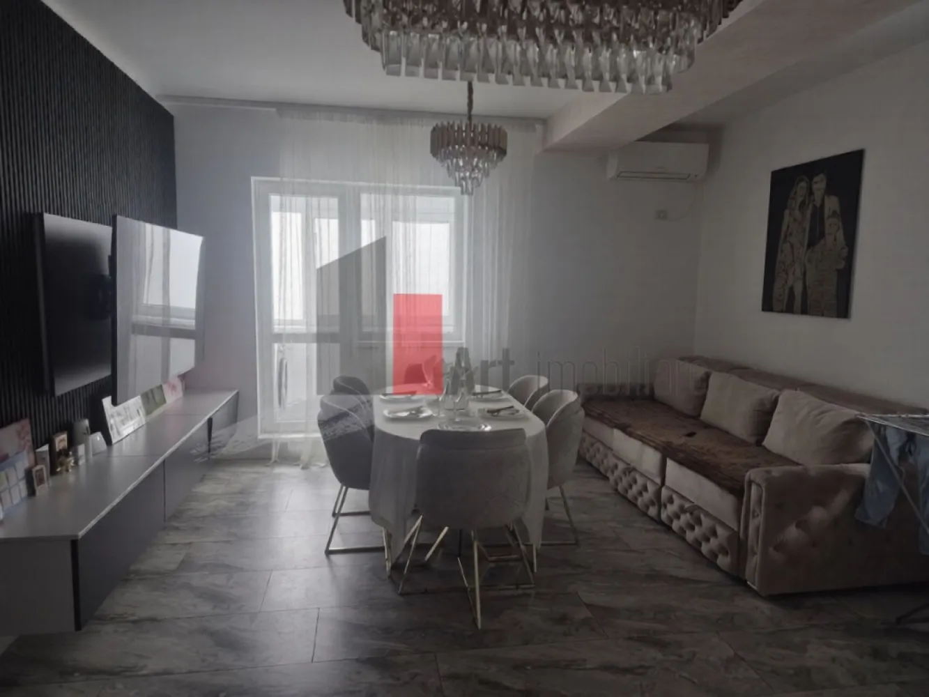 Vanzare apartament 3 camere 70 mp-Weiner Palada+loc de parcare - Va propunem spre vanzare apartament 3 camere,cu o suprafata de 70 mp,2 bai,decomandat,bucatarie open -space,balcon inchis.Apartamentul dispune de rulouri exterioare si finisaje de lux si este situat la etajul 5 al unui imobil cu 7 etaje
Se vinde complet mobilat si utilat.
Loc de parcare privat inclus in pret.