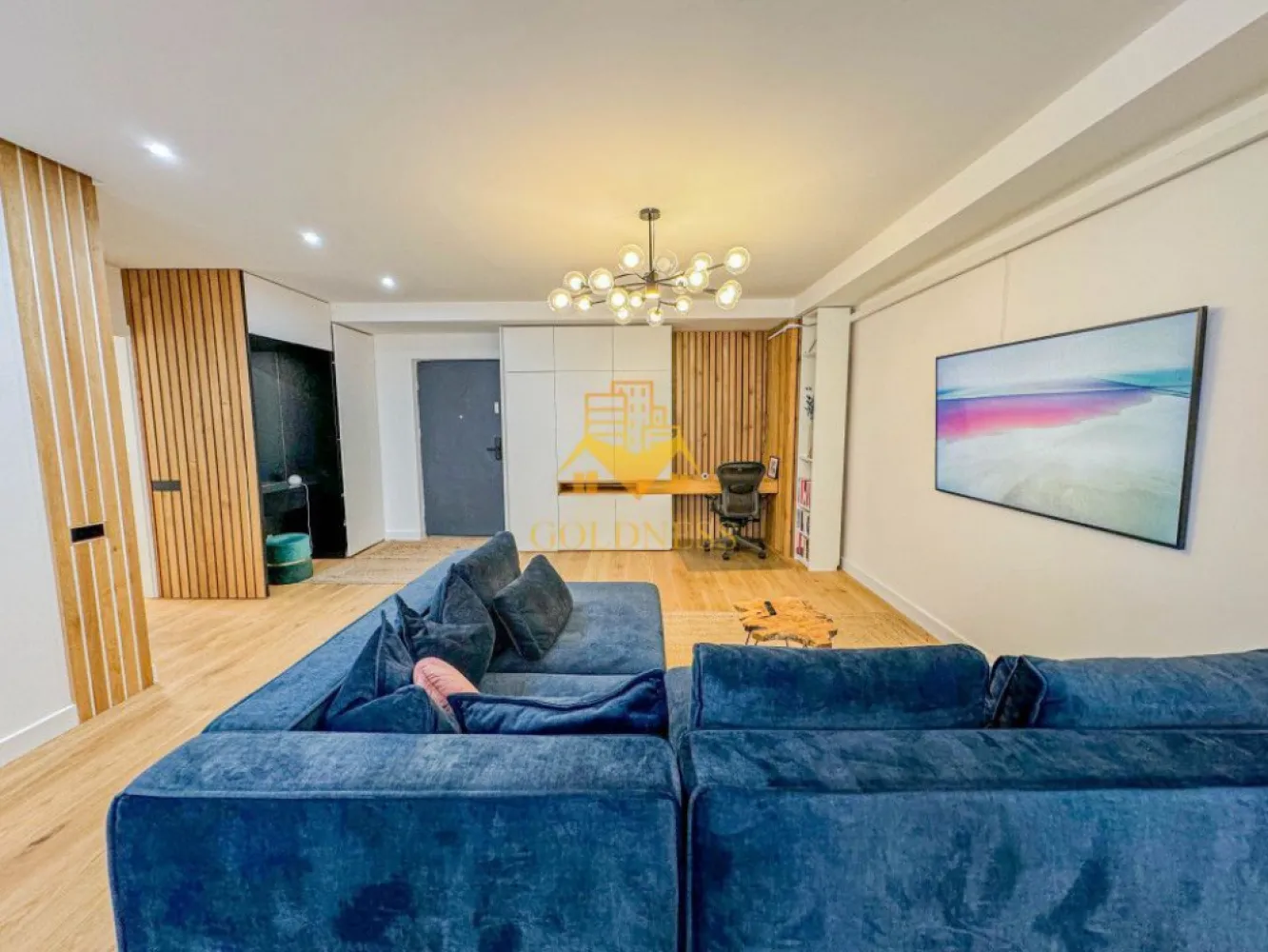 2 camere, premium, garaj, AC, Gheorgheni, zona Iulius Mall, FSEGA - GOLDNESS Imobiliare vă propune spre închiriere un apartament cu 2 camere complet mobilat și utilat, la etajul 2 într-un imobil de 7 etaje, în Cartierul Gheorgheni.
Se poate inchiria parcare contra cost!
Se află în apropierea stațiilor de transport în comun, magazine, restaurante, spații verzi, farmacii, etc. 

Apartamentul este compartimentat astfel:
 - dormitor cu pat matrimonial, dressing, noptiere
 - living cu bucatarie open space complet utilată, canapea extensibilă, loc de servit masa 
 - baie cu cabina de dus, calorifer port prosop și dulap pentru depozitare.
 - terasa de 18 mp.

Imobilul este dotat cu toate cele necesare- centrală proprie, mașină de spălat haine, frigider, plită electrică, hotă, etc. 

Dacă sunteți interesați de acest apartament și doriți să îl vizionați, dar și pentru alte oferte nu ezitați să ne contactați telefonic sau prin e-mail. Vă stăm la dispoziție!

Pentru intermediere se percepe un comision de 50% din prețul chiriei!