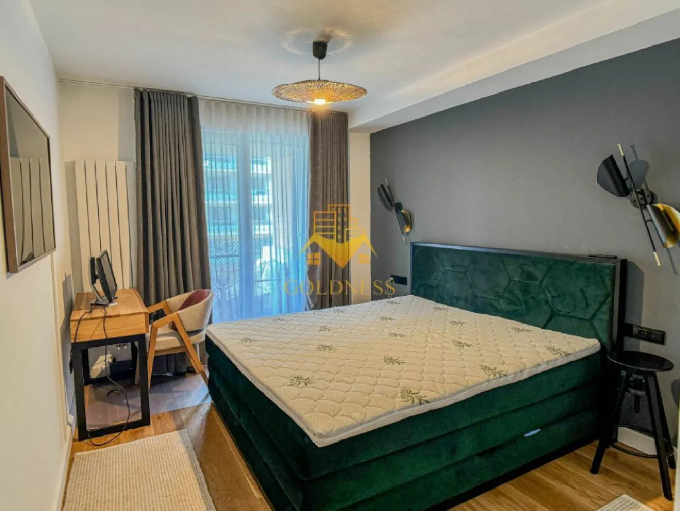 2 camere, premium, garaj, AC, Gheorgheni, zona Iulius Mall, FSEGA - GOLDNESS Imobiliare vă propune spre închiriere un apartament cu 2 camere complet mobilat și utilat, la etajul 2 într-un imobil de 7 etaje, în Cartierul Gheorgheni.
Se poate inchiria parcare contra cost!
Se află în apropierea stațiilor de transport în comun, magazine, restaurante, spații verzi, farmacii, etc. 

Apartamentul este compartimentat astfel:
 - dormitor cu pat matrimonial, dressing, noptiere
 - living cu bucatarie open space complet utilată, canapea extensibilă, loc de servit masa 
 - baie cu cabina de dus, calorifer port prosop și dulap pentru depozitare.
 - terasa de 18 mp.

Imobilul este dotat cu toate cele necesare- centrală proprie, mașină de spălat haine, frigider, plită electrică, hotă, etc. 

Dacă sunteți interesați de acest apartament și doriți să îl vizionați, dar și pentru alte oferte nu ezitați să ne contactați telefonic sau prin e-mail. Vă stăm la dispoziție!

Pentru intermediere se percepe un comision de 50% din prețul chiriei!