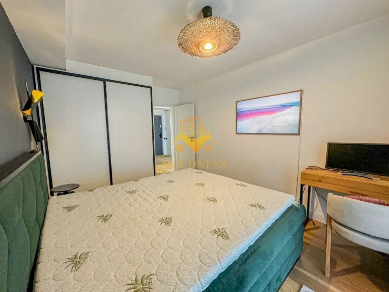 2 camere, premium, garaj, AC, Gheorgheni, zona Iulius Mall, FSEGA - GOLDNESS Imobiliare vă propune spre închiriere un apartament cu 2 camere complet mobilat și utilat, la etajul 2 într-un imobil de 7 etaje, în Cartierul Gheorgheni.
Se poate inchiria parcare contra cost!
Se află în apropierea stațiilor de transport în comun, magazine, restaurante, spații verzi, farmacii, etc. 

Apartamentul este compartimentat astfel:
 - dormitor cu pat matrimonial, dressing, noptiere
 - living cu bucatarie open space complet utilată, canapea extensibilă, loc de servit masa 
 - baie cu cabina de dus, calorifer port prosop și dulap pentru depozitare.
 - terasa de 18 mp.

Imobilul este dotat cu toate cele necesare- centrală proprie, mașină de spălat haine, frigider, plită electrică, hotă, etc. 

Dacă sunteți interesați de acest apartament și doriți să îl vizionați, dar și pentru alte oferte nu ezitați să ne contactați telefonic sau prin e-mail. Vă stăm la dispoziție!

Pentru intermediere se percepe un comision de 50% din prețul chiriei!