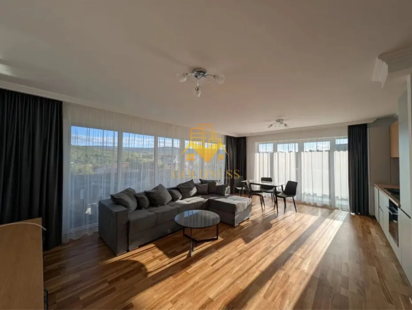2 camere open space, Premium, Sopor, Profi, Iulius Mall, Gheorgheni - GOLDNESS Imobiliare vă propune spre închiriere un apartament cu 2 camere complet mobilat și utilat, la etajul 4 într-un imobil de 6 etaje, în Cartierul Gheorgheni.
Posibiliatate de parcare in zona, pe langa bloc.
Se află în apropierea stațiilor de transport în comun, magazine, restaurante, spații verzi, farmacii, etc. 

Apartamentul este compartimentat astfel:
 - dormitor cu pat matrimonial, dressing, noptiere
 - living cu bucatarie open space complet utilată și mobilată, canapea extensibilă, loc de servit masa 
 - baie cu cabina de dus, calorifer port prosop și dulap pentru depozitare.
 - terasa de 10 mp.

Imobilul este dotat cu toate cele necesare- centrală proprie, frigider, aragaz, hotă, mașină de spălat haine, etc. 

Dacă sunteți interesați de acest apartament și doriți să îl vizionați, dar și pentru alte oferte nu ezitați să ne contactați telefonic sau prin e-mail. Vă stăm la dispoziție!
Pentru intermediere se percepe un comision de 50% din prețul chiriei!