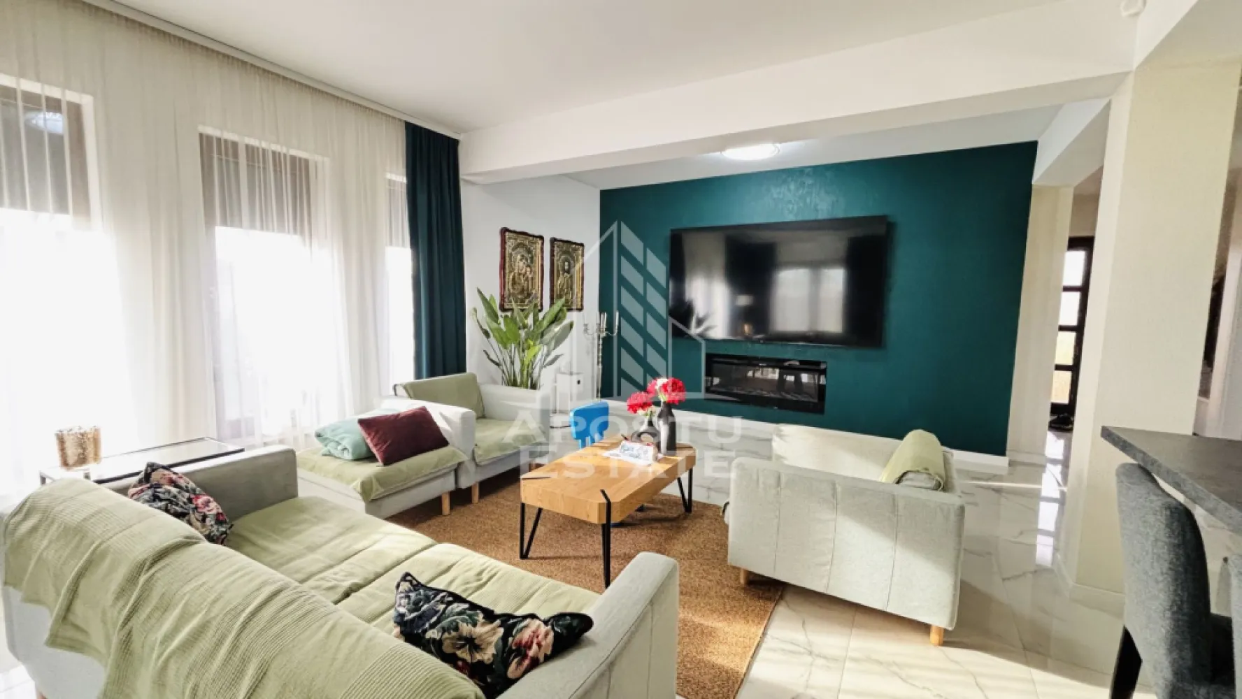 Casa deosebita cu 5 camere de vanzare in Dinias, Timis - Agentia imobiliara APOSTU ESTATE va propune spre vanzare o casa moderna si spatioasa, construita in 2021, situata in localitatea Dinias, Timis, Timisoara. 

Datorita atentiei la fiecare detaliu, aceasta casa efectiv te face sa te “indragostesti” si iti ofera un vibe aparte. Veti putea simti acest sentiment la vizionare.
Casa se vinde mobilata utilata complet, exact ca in poze, cu absolut toate detaliile.

Aceasta proprietate ofera confort, siguranta si tehnologie moderna, fiind ideala pentru o familie care isi doreste spatiu generos si facilitati de ultima generatie.

Detalii proprietate:
 • Suprafata teren: 796 mp
 • Suprafata construita: 160 mp la sol
 • Suprafata desfasurata: 255 mp (inclusiv garaj si terasa de 30 mp)
 • An constructie: 2021

Dotari si detalii tehnice:
 • Rulouri si plase de insecte la toate geamurile
 • Finisaje premium
 • Inaltime tavan la parter de 2,80 m
 • Incalzire: Centrala termica de 30 KW, butelie de gaz de 3000 l
 • Climatizare: Aer conditionat 24.000 BTU
 • Securitate: 9 camere de supraveghere, alarma, senzor de fum, video interfon, sisteme Ring americane
 • Automatizari: Casa beneficiaza de sisteme SMART controlabile din telefon. Porti si usa garajului sunt controlate electric
 • Utilitati: Canalizare, apa, curent trifazic, statie de incarcare electrica pentru masini

Compartimentare:

Parter:
 • Hol de acces
 • Living cu bucatarie open space
 • Dormitor
 • Baie
 • Camera tehnica spatioasa/anexa din BCA cu baie

Etaj:
 • 3 dormitoare (unul matrimonial cu balcon)
 • Baie spatioasa cu dus si cada
 • Acces la pod pe toata suprafata casei

Localizare:

Casa este situata in Dinias, cu acces rapid pe 3 rute catre Timisoara prin Sanmihai, Peciu si Sacalaz.
Drumul din fata casei pana la Shopping City nu ar trebui sa dureze mai mult de 15-20 minute.

Pentru mai multe detalii sau pentru a programa o vizionare, nu ezitati sa ne contactati!