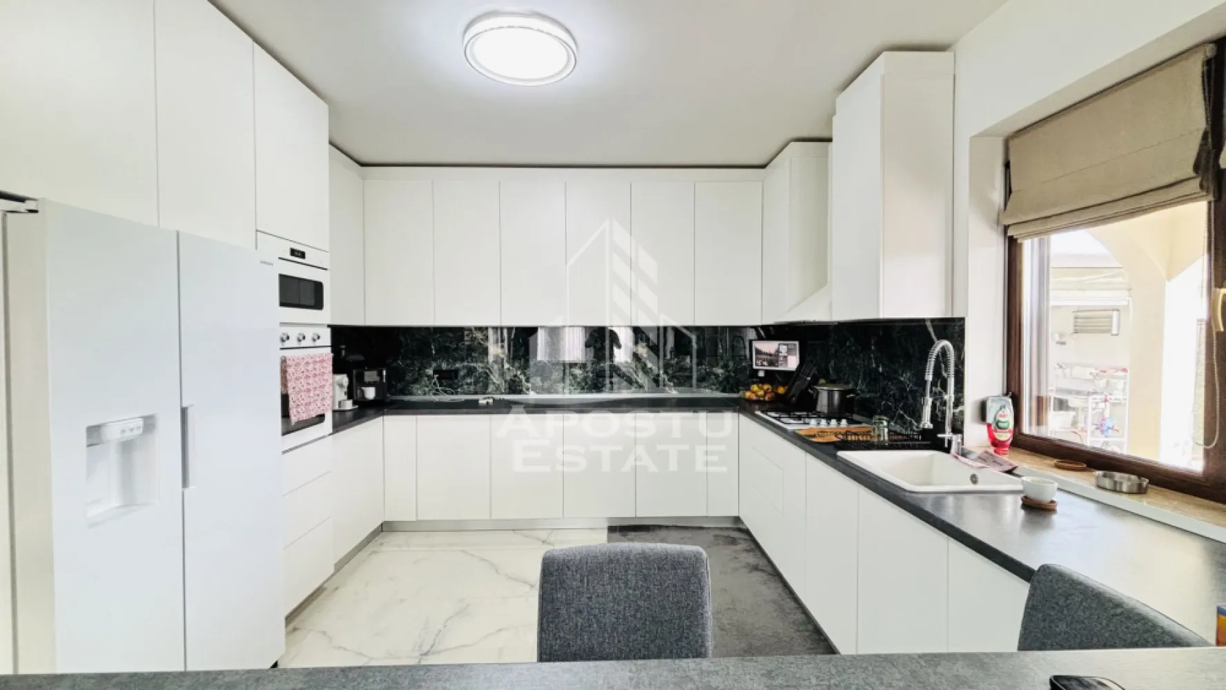 Casa deosebita cu 5 camere de vanzare in Dinias, Timis - Agentia imobiliara APOSTU ESTATE va propune spre vanzare o casa moderna si spatioasa, construita in 2021, situata in localitatea Dinias, Timis, Timisoara. 

Datorita atentiei la fiecare detaliu, aceasta casa efectiv te face sa te “indragostesti” si iti ofera un vibe aparte. Veti putea simti acest sentiment la vizionare.
Casa se vinde mobilata utilata complet, exact ca in poze, cu absolut toate detaliile.

Aceasta proprietate ofera confort, siguranta si tehnologie moderna, fiind ideala pentru o familie care isi doreste spatiu generos si facilitati de ultima generatie.

Detalii proprietate:
 • Suprafata teren: 796 mp
 • Suprafata construita: 160 mp la sol
 • Suprafata desfasurata: 255 mp (inclusiv garaj si terasa de 30 mp)
 • An constructie: 2021

Dotari si detalii tehnice:
 • Rulouri si plase de insecte la toate geamurile
 • Finisaje premium
 • Inaltime tavan la parter de 2,80 m
 • Incalzire: Centrala termica de 30 KW, butelie de gaz de 3000 l
 • Climatizare: Aer conditionat 24.000 BTU
 • Securitate: 9 camere de supraveghere, alarma, senzor de fum, video interfon, sisteme Ring americane
 • Automatizari: Casa beneficiaza de sisteme SMART controlabile din telefon. Porti si usa garajului sunt controlate electric
 • Utilitati: Canalizare, apa, curent trifazic, statie de incarcare electrica pentru masini

Compartimentare:

Parter:
 • Hol de acces
 • Living cu bucatarie open space
 • Dormitor
 • Baie
 • Camera tehnica spatioasa/anexa din BCA cu baie

Etaj:
 • 3 dormitoare (unul matrimonial cu balcon)
 • Baie spatioasa cu dus si cada
 • Acces la pod pe toata suprafata casei

Localizare:

Casa este situata in Dinias, cu acces rapid pe 3 rute catre Timisoara prin Sanmihai, Peciu si Sacalaz.
Drumul din fata casei pana la Shopping City nu ar trebui sa dureze mai mult de 15-20 minute.

Pentru mai multe detalii sau pentru a programa o vizionare, nu ezitati sa ne contactati!