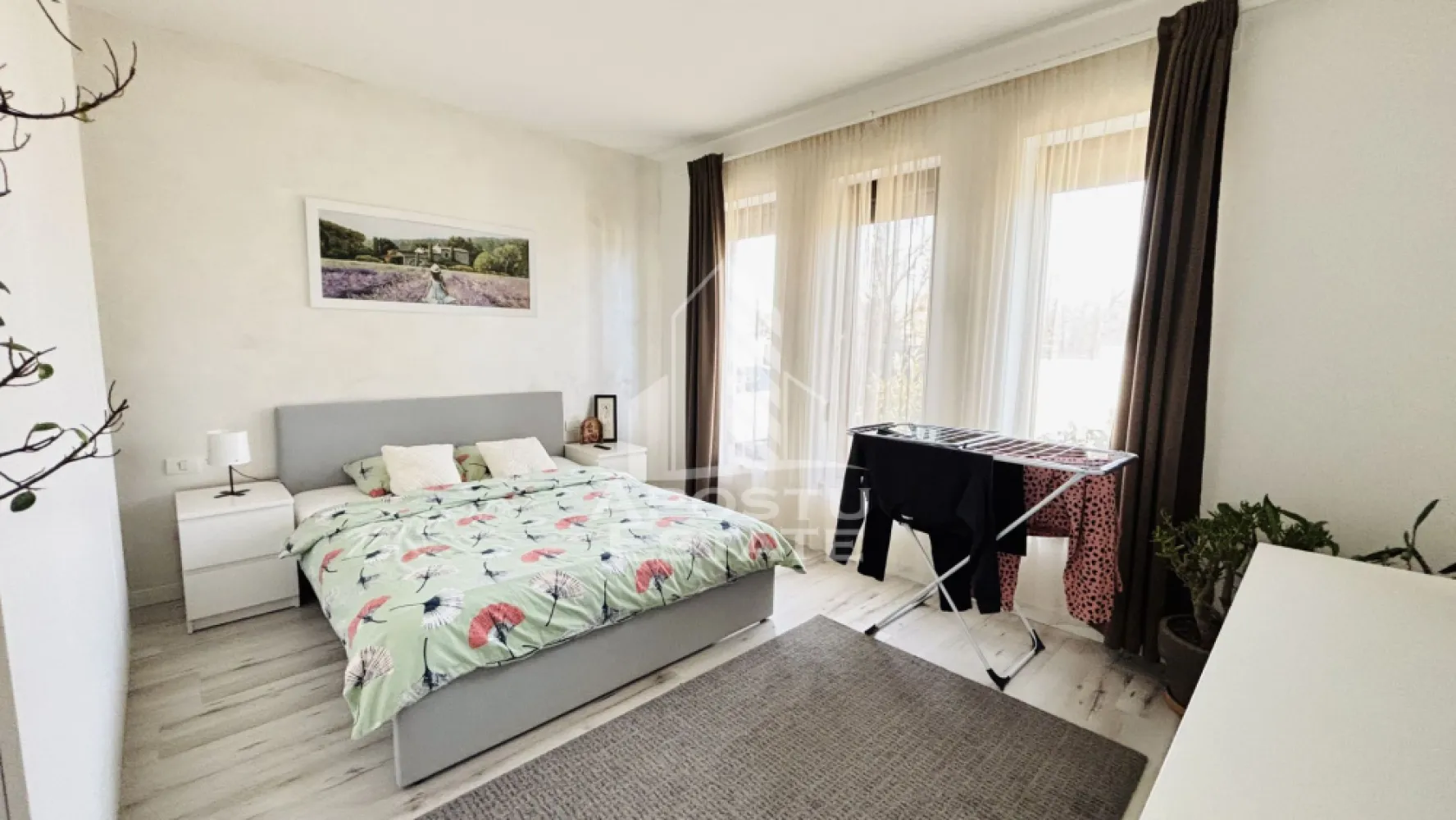 Casa deosebita cu 5 camere de vanzare in Dinias, Timis - Agentia imobiliara APOSTU ESTATE va propune spre vanzare o casa moderna si spatioasa, construita in 2021, situata in localitatea Dinias, Timis, Timisoara. 

Datorita atentiei la fiecare detaliu, aceasta casa efectiv te face sa te “indragostesti” si iti ofera un vibe aparte. Veti putea simti acest sentiment la vizionare.
Casa se vinde mobilata utilata complet, exact ca in poze, cu absolut toate detaliile.

Aceasta proprietate ofera confort, siguranta si tehnologie moderna, fiind ideala pentru o familie care isi doreste spatiu generos si facilitati de ultima generatie.

Detalii proprietate:
 • Suprafata teren: 796 mp
 • Suprafata construita: 160 mp la sol
 • Suprafata desfasurata: 255 mp (inclusiv garaj si terasa de 30 mp)
 • An constructie: 2021

Dotari si detalii tehnice:
 • Rulouri si plase de insecte la toate geamurile
 • Finisaje premium
 • Inaltime tavan la parter de 2,80 m
 • Incalzire: Centrala termica de 30 KW, butelie de gaz de 3000 l
 • Climatizare: Aer conditionat 24.000 BTU
 • Securitate: 9 camere de supraveghere, alarma, senzor de fum, video interfon, sisteme Ring americane
 • Automatizari: Casa beneficiaza de sisteme SMART controlabile din telefon. Porti si usa garajului sunt controlate electric
 • Utilitati: Canalizare, apa, curent trifazic, statie de incarcare electrica pentru masini

Compartimentare:

Parter:
 • Hol de acces
 • Living cu bucatarie open space
 • Dormitor
 • Baie
 • Camera tehnica spatioasa/anexa din BCA cu baie

Etaj:
 • 3 dormitoare (unul matrimonial cu balcon)
 • Baie spatioasa cu dus si cada
 • Acces la pod pe toata suprafata casei

Localizare:

Casa este situata in Dinias, cu acces rapid pe 3 rute catre Timisoara prin Sanmihai, Peciu si Sacalaz.
Drumul din fata casei pana la Shopping City nu ar trebui sa dureze mai mult de 15-20 minute.

Pentru mai multe detalii sau pentru a programa o vizionare, nu ezitati sa ne contactati!