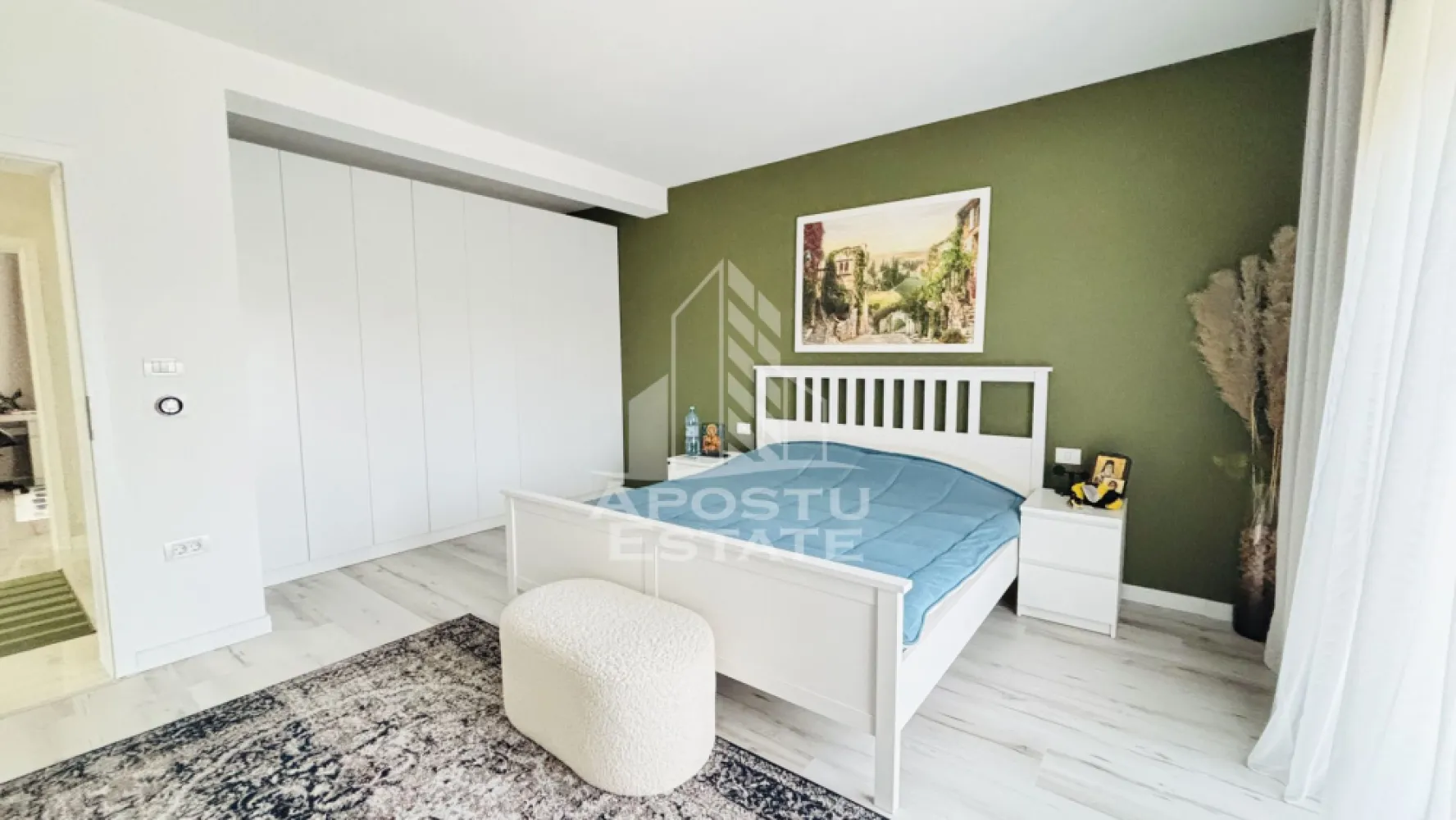 Casa deosebita cu 5 camere de vanzare in Dinias, Timis - Agentia imobiliara APOSTU ESTATE va propune spre vanzare o casa moderna si spatioasa, construita in 2021, situata in localitatea Dinias, Timis, Timisoara. 

Datorita atentiei la fiecare detaliu, aceasta casa efectiv te face sa te “indragostesti” si iti ofera un vibe aparte. Veti putea simti acest sentiment la vizionare.
Casa se vinde mobilata utilata complet, exact ca in poze, cu absolut toate detaliile.

Aceasta proprietate ofera confort, siguranta si tehnologie moderna, fiind ideala pentru o familie care isi doreste spatiu generos si facilitati de ultima generatie.

Detalii proprietate:
 • Suprafata teren: 796 mp
 • Suprafata construita: 160 mp la sol
 • Suprafata desfasurata: 255 mp (inclusiv garaj si terasa de 30 mp)
 • An constructie: 2021

Dotari si detalii tehnice:
 • Rulouri si plase de insecte la toate geamurile
 • Finisaje premium
 • Inaltime tavan la parter de 2,80 m
 • Incalzire: Centrala termica de 30 KW, butelie de gaz de 3000 l
 • Climatizare: Aer conditionat 24.000 BTU
 • Securitate: 9 camere de supraveghere, alarma, senzor de fum, video interfon, sisteme Ring americane
 • Automatizari: Casa beneficiaza de sisteme SMART controlabile din telefon. Porti si usa garajului sunt controlate electric
 • Utilitati: Canalizare, apa, curent trifazic, statie de incarcare electrica pentru masini

Compartimentare:

Parter:
 • Hol de acces
 • Living cu bucatarie open space
 • Dormitor
 • Baie
 • Camera tehnica spatioasa/anexa din BCA cu baie

Etaj:
 • 3 dormitoare (unul matrimonial cu balcon)
 • Baie spatioasa cu dus si cada
 • Acces la pod pe toata suprafata casei

Localizare:

Casa este situata in Dinias, cu acces rapid pe 3 rute catre Timisoara prin Sanmihai, Peciu si Sacalaz.
Drumul din fata casei pana la Shopping City nu ar trebui sa dureze mai mult de 15-20 minute.

Pentru mai multe detalii sau pentru a programa o vizionare, nu ezitati sa ne contactati!