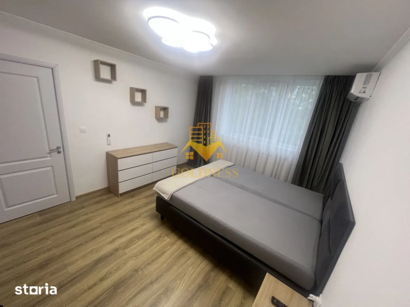 1 camera decomandata, Horea, UBB, Premium, Cetățuia, Parcul Central - GOLDNESS Imobiliare vă propune spre închiriere un apartament cu o camera, complet mobilat și utilat, la etajul 5 într-un imobil de 5 etaje, pe strada Horea.
Dispune de loc de parcare!
Se află în apropierea stațiilor de transport în comun, magazine, restaurante, spații verzi, farmacii, etc. 

Apartamentul este compartimentat astfel:
 - dormitor cu pat matrimonial, dressing, noptiere
 -bucatarie moderna, complet utilată cu loc de servit masa si toate cele necesare.
 - baie cu dus walkin, calorifer port prosop și dulap pentru depozitare.

Imobilul este dotat cu toate cele necesare- centrală proprie, mașină de spălat haine, frigider, plită electrică, hotă, cuptr cu microunde, etc. 

Dacă sunteți interesați de acest apartament și doriți să îl vizionați, dar și pentru alte oferte nu ezitați să ne contactați telefonic sau prin e-mail. Vă stăm la dispoziție!
Pentru intermediere se percepe un comision de 50% din prețul chiriei!