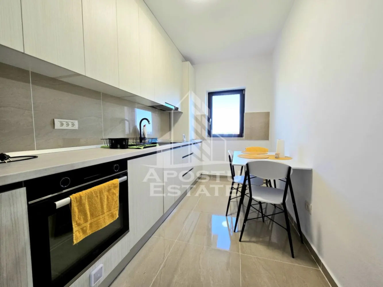 Apartament de vanzare, 3 camere, 2 balcoane, zona Calea Urseni, Giroc - Apostu Estate va ofera spre vanzare un apartament nou, modern, cu 3 camere, 2 balcoane si loc de parcare inclus, situat la etajul 3 al unui imobil situat in zona Calea Urseni, Giroc. 

Apartamentul se afla la doar 300 m fata de prima statie de autobuz si 800 m fata de Zone 2 si Mega Image Calea Urseni, Timisoara. Doi km si jumatate pana la Continental Automotive Timisoara.

Apartamentul are o suprafata utila de 70 mp, fiind compartimentat astfel: 
-living spatios cu iesire la balcon 
- bucatarie inchisa, cu loc de luat masa 
- dormitor 
- baie cu dus si prevazuta cu geam 
- dormitor matrimonial cu iesire la balcon 

Apartamentul se vinde parțial mobilat.
Beneficiaza de un loc de parcare inscris in cartea funciara. 
Incalzirea se realizeaza prin intermediul centralei proprii, incalzire in pardoseala.

Agentia imobiliara Apostu Estate va ofera consultanta bancara gratuita prin intermediul colaboratorilor nostri pentru alegerea celui mai potrivit tip de credit, astfel incat tu sa devi noul proprietar al acestui apartament.

Disponibil imediat! 
Va asteptam cu drag la o vizionare chiar astazi!