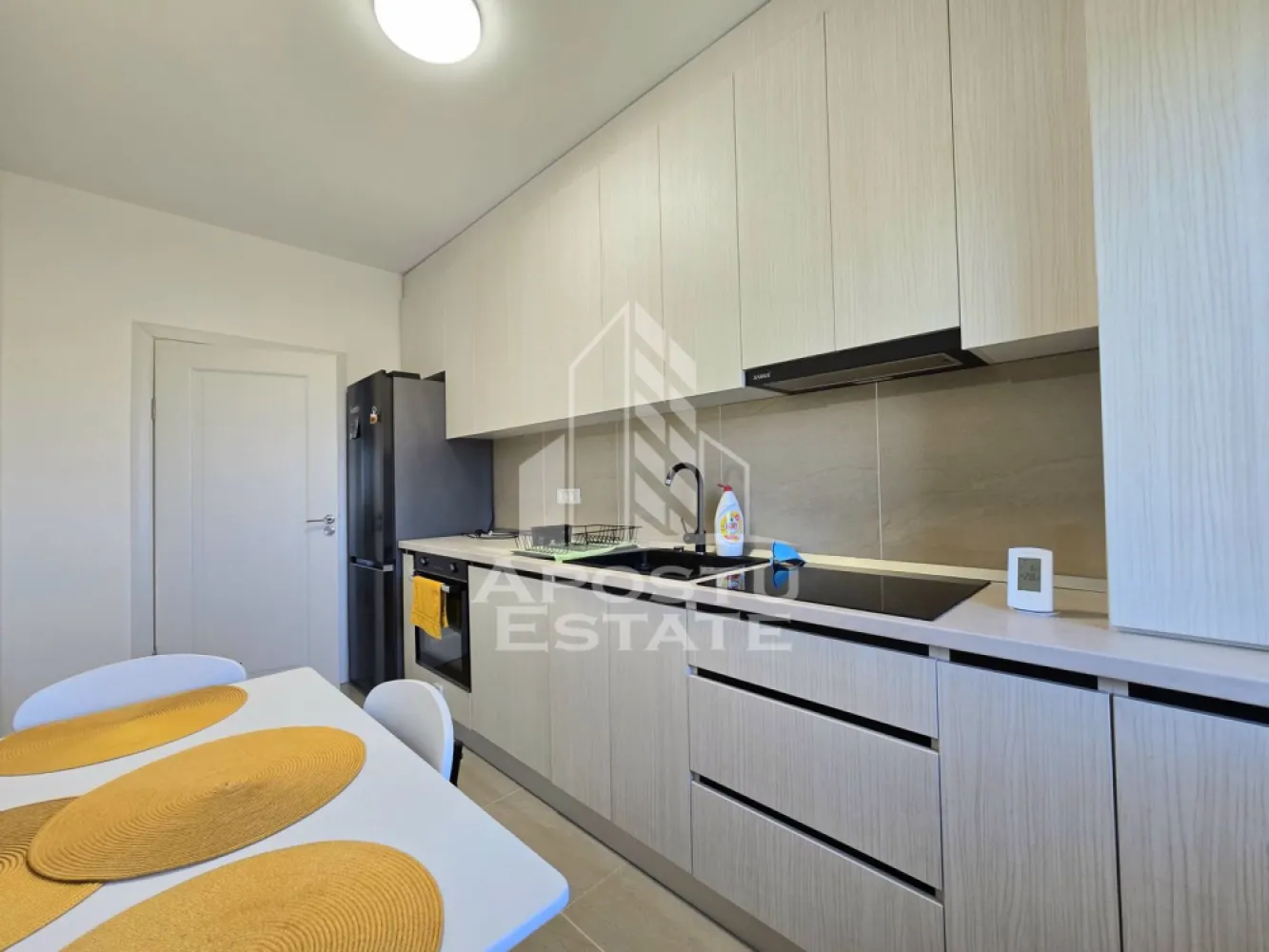 Apartament de vanzare, 3 camere, 2 balcoane, zona Calea Urseni, Giroc - Apostu Estate va ofera spre vanzare un apartament nou, modern, cu 3 camere, 2 balcoane si loc de parcare inclus, situat la etajul 3 al unui imobil situat in zona Calea Urseni, Giroc. 

Apartamentul se afla la doar 300 m fata de prima statie de autobuz si 800 m fata de Zone 2 si Mega Image Calea Urseni, Timisoara. Doi km si jumatate pana la Continental Automotive Timisoara.

Apartamentul are o suprafata utila de 70 mp, fiind compartimentat astfel: 
-living spatios cu iesire la balcon 
- bucatarie inchisa, cu loc de luat masa 
- dormitor 
- baie cu dus si prevazuta cu geam 
- dormitor matrimonial cu iesire la balcon 

Apartamentul se vinde parțial mobilat.
Beneficiaza de un loc de parcare inscris in cartea funciara. 
Incalzirea se realizeaza prin intermediul centralei proprii, incalzire in pardoseala.

Agentia imobiliara Apostu Estate va ofera consultanta bancara gratuita prin intermediul colaboratorilor nostri pentru alegerea celui mai potrivit tip de credit, astfel incat tu sa devi noul proprietar al acestui apartament.

Disponibil imediat! 
Va asteptam cu drag la o vizionare chiar astazi!