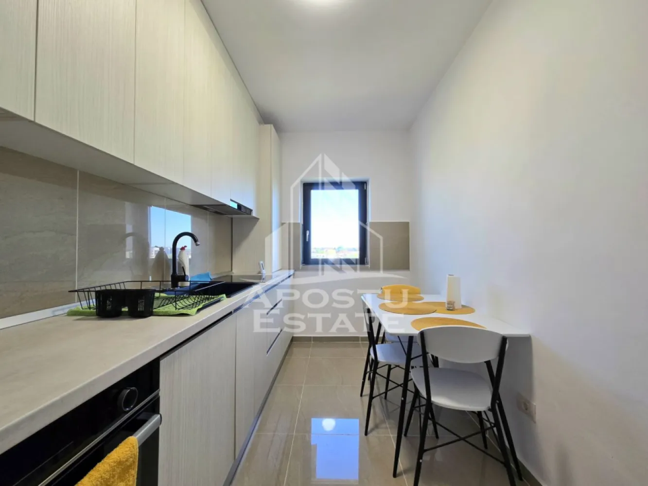 Apartament de vanzare, 3 camere, 2 balcoane, zona Calea Urseni, Giroc - Apostu Estate va ofera spre vanzare un apartament nou, modern, cu 3 camere, 2 balcoane si loc de parcare inclus, situat la etajul 3 al unui imobil situat in zona Calea Urseni, Giroc. 

Apartamentul se afla la doar 300 m fata de prima statie de autobuz si 800 m fata de Zone 2 si Mega Image Calea Urseni, Timisoara. Doi km si jumatate pana la Continental Automotive Timisoara.

Apartamentul are o suprafata utila de 70 mp, fiind compartimentat astfel: 
-living spatios cu iesire la balcon 
- bucatarie inchisa, cu loc de luat masa 
- dormitor 
- baie cu dus si prevazuta cu geam 
- dormitor matrimonial cu iesire la balcon 

Apartamentul se vinde parțial mobilat.
Beneficiaza de un loc de parcare inscris in cartea funciara. 
Incalzirea se realizeaza prin intermediul centralei proprii, incalzire in pardoseala.

Agentia imobiliara Apostu Estate va ofera consultanta bancara gratuita prin intermediul colaboratorilor nostri pentru alegerea celui mai potrivit tip de credit, astfel incat tu sa devi noul proprietar al acestui apartament.

Disponibil imediat! 
Va asteptam cu drag la o vizionare chiar astazi!