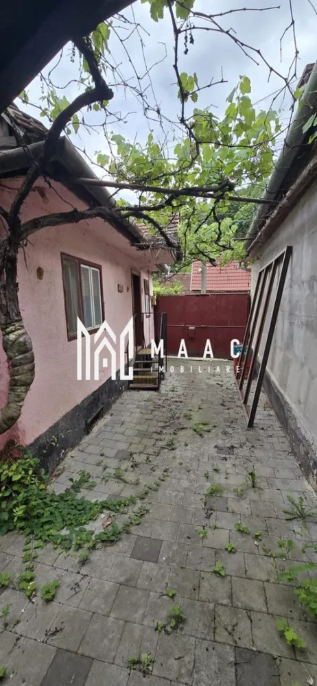 Casă individuală 3 camere | Strada Principală, Rășinari | 70 mp, 1985 - Casă individuală cu 3 camere în Rășinari, pe Strada Principală, disponibilă la vânzare pentru 69.000. O alegere potrivită pentru cei care își doresc o locuință pe care să o amenajeze după propriul gust, într-o zonă liniștită și cu acces facil către Sibiu.

Detalii proprietate:
• 70 mp utili
• 3 camere, 2 dormitoare, bucătărie, baie și hol de acces
• casă individuală, structură din cărămidă, acoperiș din țiglă
• construită în 1985
• necesită renovare

Context local:
Rășinari este o localitate apreciată pentru liniște, aer curat și apropierea de natură. Proprietatea are potențial bun atât pentru locuire permanentă, cât și pentru casă de vacanță, iar accesul către Sibiu este facil.

Pentru mai multe detalii și programarea unei vizionări, contactați echipa MAAC Imobiliare. Cod anunț CP3169876.