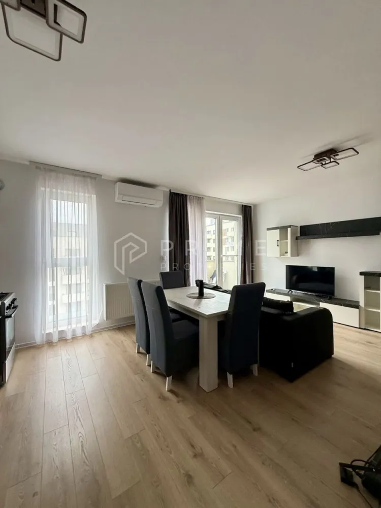 Apartament modern și luminos în Maurer Residence - Vă propunem spre vânzare un apartament modern și luminos, situat într-unul dintre cele mai apreciate cartiere rezidențiale din oraș, Maurer Residence.

Cu o suprafață utilă de 55 mp, locuința este compartimentată inteligent, fără spații irosite:
Living generos cu bucătărie open space
Dormitor
Baie
Hol de acces
Balcon ideal pentru momentele de relaxare

Poziționat la etajul 5 din 6, apartamentul beneficiază de lumină naturală din plin, datorită etajului și orientării care permite soarelui să pătrundă în a doua parte a zilei, creând o atmosferă caldă și primitoare.

Dotări și beneficii:
Se vinde complet mobilat și utilat, fiind pregătit la cheie pentru mutare imediată, fără investiții suplimentare.
Ideal atât pentru locuință proprie, cât și pentru investiție.
Dotat cu aer condiționat pentru confort optim în orice sezon.
Beneficiază de boxă la demisol, ideală pentru depozitare suplimentară.

Localizare:
Amplasarea este un real avantaj, fiind aproape de toate facilitățile necesare: Lidl aproape lângă bloc, alte magazine, farmacii, restaurante, zone verzi și acces facil către punctele de interes ale orașului.

Promisiunea Prime Properties: La Prime Properties, fiecare tranzacție este susținută de expertiză și strategie. Nu vindem doar locuințe, ci oferim siguranță și soluții adaptate stilului tău de viață. Dacă această proprietate nu corespunde nevoilor dumneavoastră, lăsați-ne să găsim alternativa potrivită.

📞 Pentru mai multe detalii sau programarea unei vizionări, te rugăm să ne contactezi.