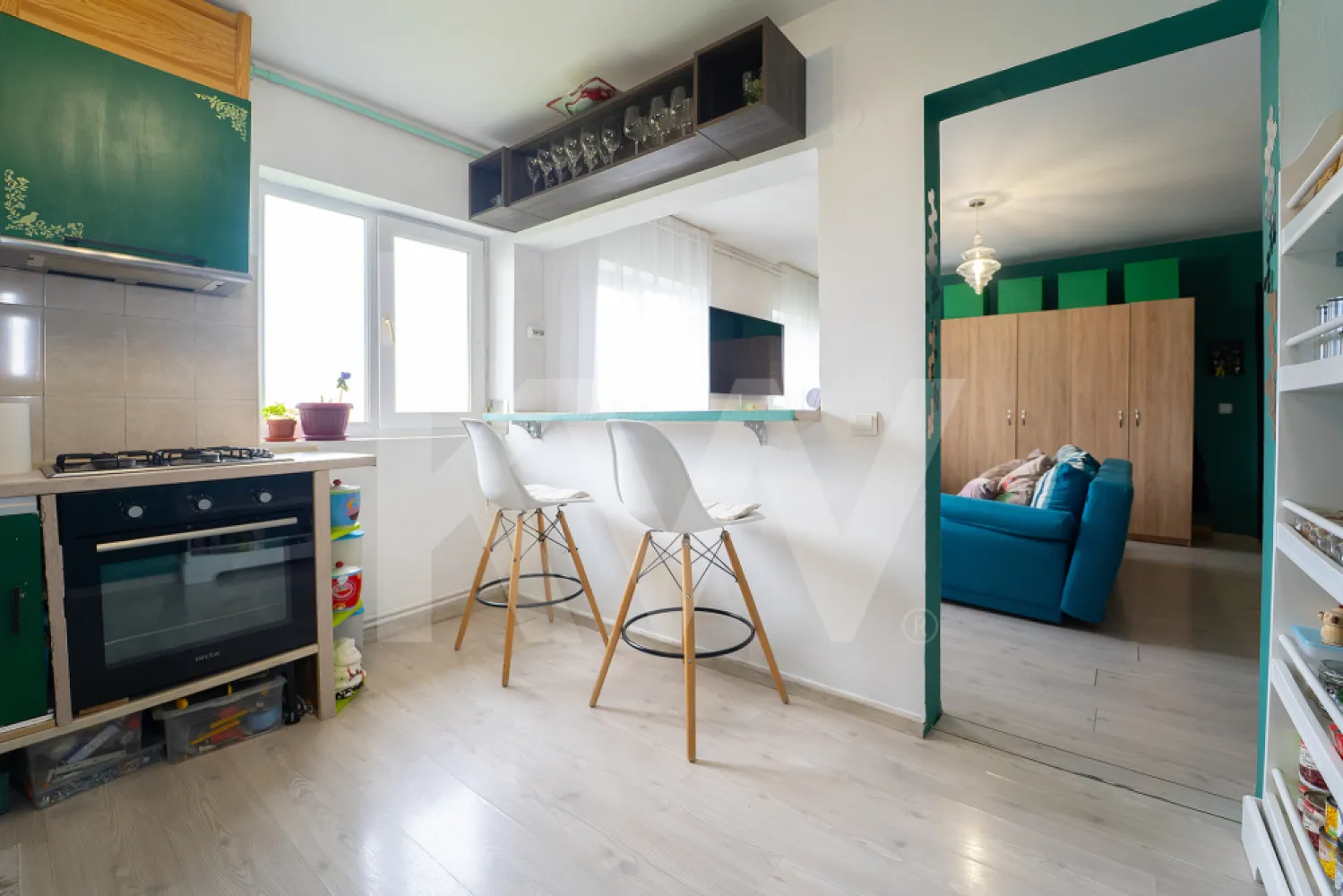 Apartament tip mansardă | 75 mp | Zonă Cedonia - Nu toată lumea caută un apartament. Unii caută un loc care să îi reprezinte.

Această mansardă pe două niveluri din Cedonia este pentru cei care își doresc mai mult decât un spațiu de locuit. Este pentru oamenii care apreciază lumina naturală, compartimentările atipice și atmosfera caldă pe care doar o locuință de tip duplex o poate oferi.

La primul nivel, zona de zi reunește livingul și bucătăria într-un spațiu deschis, aerisit și primitor, perfect pentru seri liniștite acasă, întâlniri cu prietenii sau dimineți în care lucrezi de la laptop cu o cafea în față. Baia completează funcțional acest nivel.

La etaj găsești două camere semidecomandate, ideale pentru un dormitor matrimonial și un birou dedicat, un dressing generos sau chiar camera unui viitor copil.

Cu o suprafață utilă de 75 mp și o compartimentare diferită de ceea ce găsești în mod obișnuit pe piață, proprietatea oferă acel sentiment de „acasă” pe care îl recunoști imediat când intri.

Apartamentul se vinde parțial mobilat și utilat, astfel încât te poți muta rapid și îți poți personaliza noua locuință după propriul stil.

Poziționat în Cedonia, unul dintre cele mai apreciate cartiere ale Sibiului, ai acces rapid la transport public, magazine, școli, Parcul Sub Arini și centrul orașului, fără să renunți la liniștea unei zone rezidențiale mature.

Este alegerea potrivită pentru cupluri tinere, profesioniști care lucrează hibrid sau pentru cei care caută o locuință cu personalitate, într-o zonă care își păstrează valoarea în timp.

Programează o vizionare și descoperă dacă este locul în care te vezi trăind următorii ani.