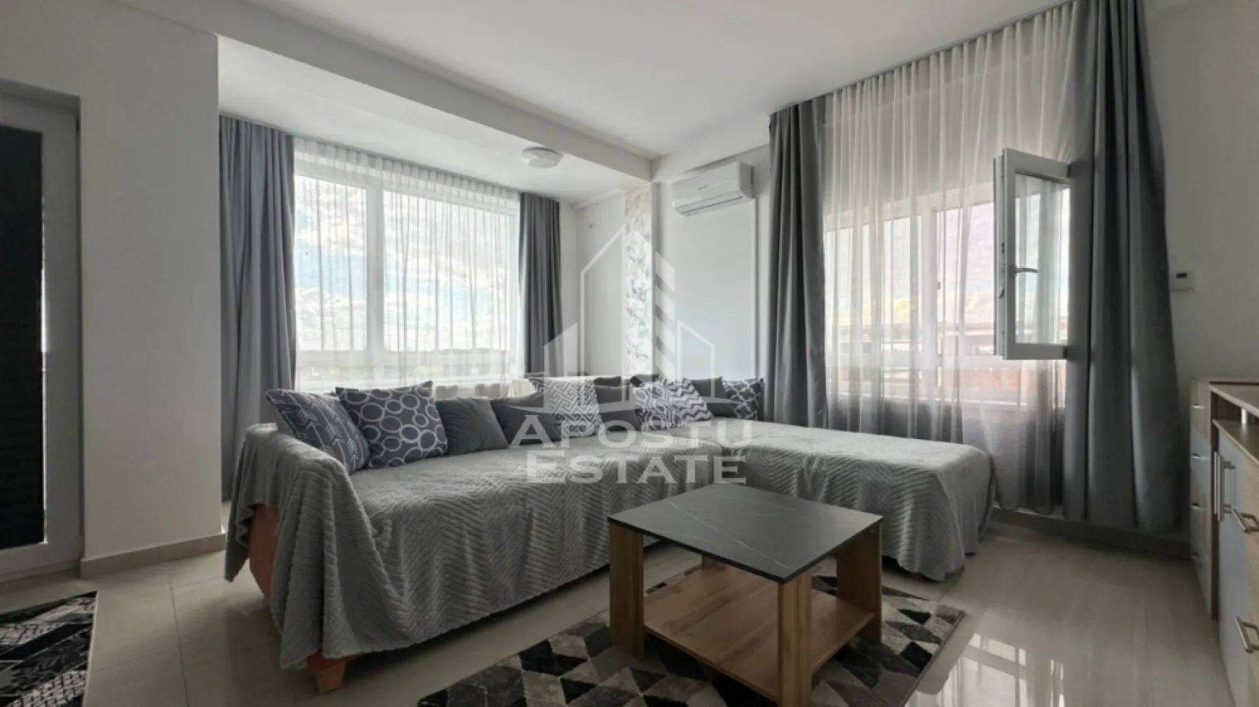 Apartament de vanzare cu 2 camere, Dumbravita - APOSTU ESTATE va propune spre vanzare un apartament modern cu 2 camere, situat intr-un imobil nou din Dumbravita, intr-o zona apreciata si linistita, in imediata apropiere a magazinului Profi de pe Bulevardul Petre Tutea. Proprietatea beneficiaza de acces facil catre principalele puncte de interes, scoli, gradinite, magazine si mijloace de transport.

Apartamentul dispune de o suprafata utila de 55 mp, la care se adauga un balcon, fiind compartimentat eficient pentru a oferi confort si functionalitate.

Compartimentare:

hol de acces cu dressing;
living spatios cu bucatarie open-space;
dormitor;
baie cu cada;
balcon cu acces din living.

Locuinta se remarca prin compartimentarea practica, finisajele moderne si luminozitatea naturala oferita de suprafetele vitrate generoase.

Datorita amplasarii excelente si a pozitionarii intr-un bloc nou, apartamentul reprezinta alegerea ideala atat pentru locuit, cat si pentru investitie.

Pentru mai multe informatii sau pentru programarea unei vizionari, va stam cu drag la dispozitie!