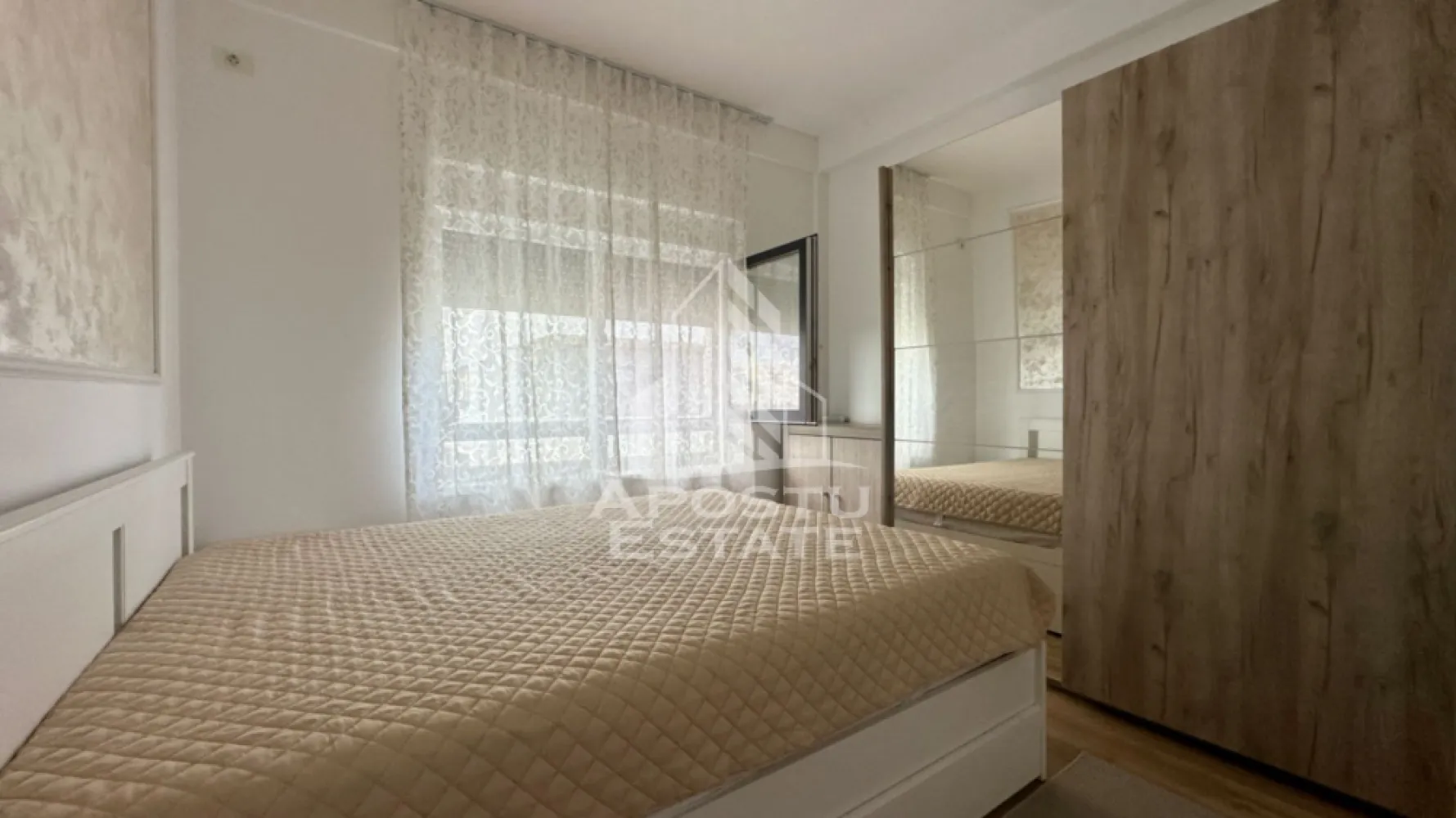 Apartament de vanzare cu 2 camere, Dumbravita - APOSTU ESTATE va propune spre vanzare un apartament modern cu 2 camere, situat intr-un imobil nou din Dumbravita, intr-o zona apreciata si linistita, in imediata apropiere a magazinului Profi de pe Bulevardul Petre Tutea. Proprietatea beneficiaza de acces facil catre principalele puncte de interes, scoli, gradinite, magazine si mijloace de transport.

Apartamentul dispune de o suprafata utila de 55 mp, la care se adauga un balcon, fiind compartimentat eficient pentru a oferi confort si functionalitate.

Compartimentare:

hol de acces cu dressing;
living spatios cu bucatarie open-space;
dormitor;
baie cu cada;
balcon cu acces din living.

Locuinta se remarca prin compartimentarea practica, finisajele moderne si luminozitatea naturala oferita de suprafetele vitrate generoase.

Datorita amplasarii excelente si a pozitionarii intr-un bloc nou, apartamentul reprezinta alegerea ideala atat pentru locuit, cat si pentru investitie.

Pentru mai multe informatii sau pentru programarea unei vizionari, va stam cu drag la dispozitie!