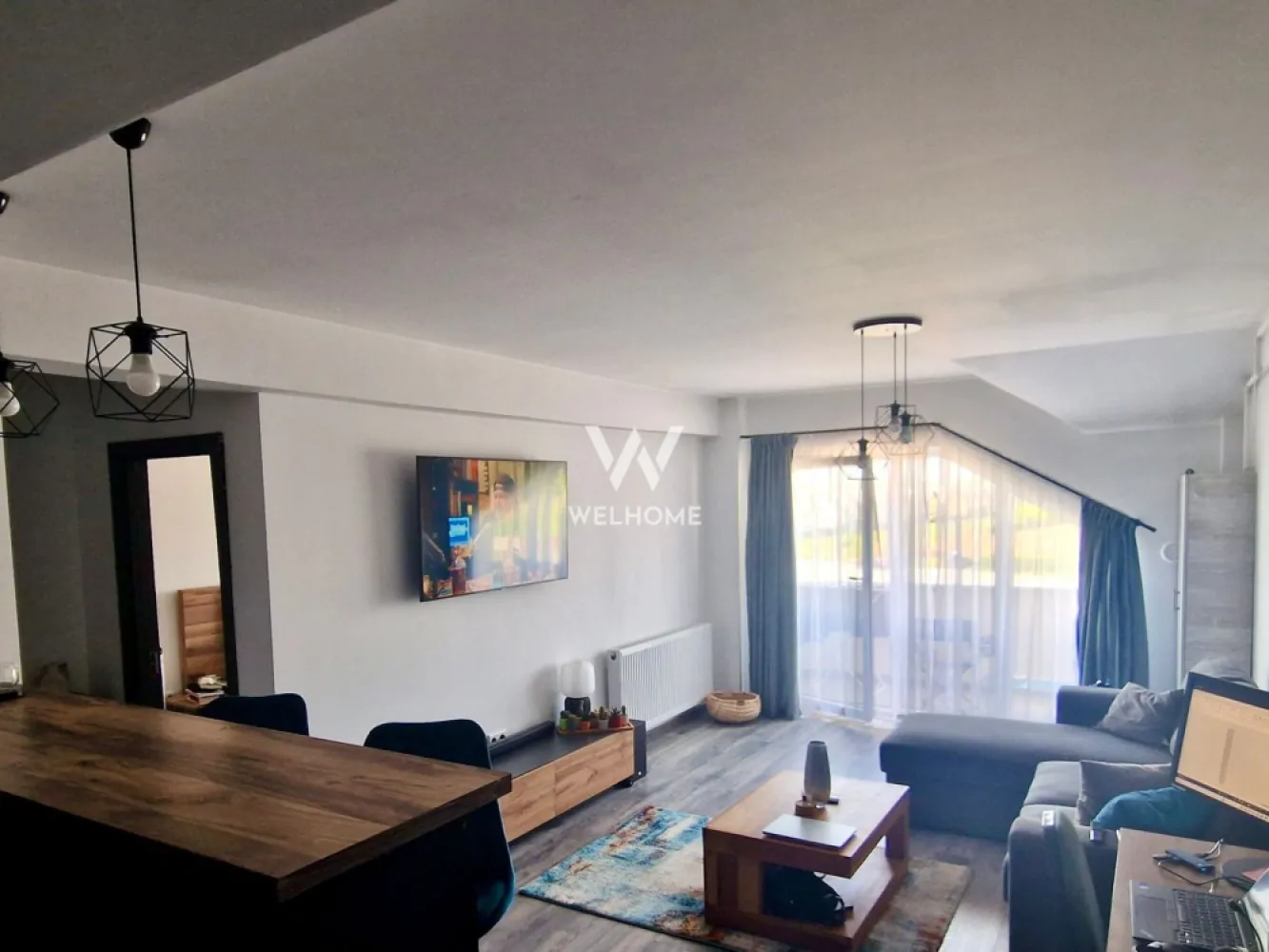 Apartament 2 camere de închiriat – Calea Cisnădiei - Oferim spre închiriere apartament cu 2 camere situat pe Calea Cisnădiei, strada Haralamb Georgescu, amplasat într-o zonă liniștită și în continuă dezvoltare.

Apartamentul are o suprafață utilă de 48 mp și este situat la etajul 3 iar deasupra avem pod. Compartimentarea este practică și modernă, fiind compus din living cu bucătărie open-space, dormitor, baie cu cabină de duș și balcon.
Locuința beneficiază de aer condiționat și se închiriază împreună cu 2 locuri de parcare private, un avantaj important în zonă.
Apartamentul este ideal pentru o persoană sau un cuplu care își dorește confort, liniște și acces facil către principalele puncte de interes din Sibiu.

Pentru mai multe informații și programarea unei vizionări, vă stau la dispoziție. 
Telefon: 0756 094 405 
Chirie lunara: 400 Euro + se percepe garantie
Comision client: 50% din prima chirie