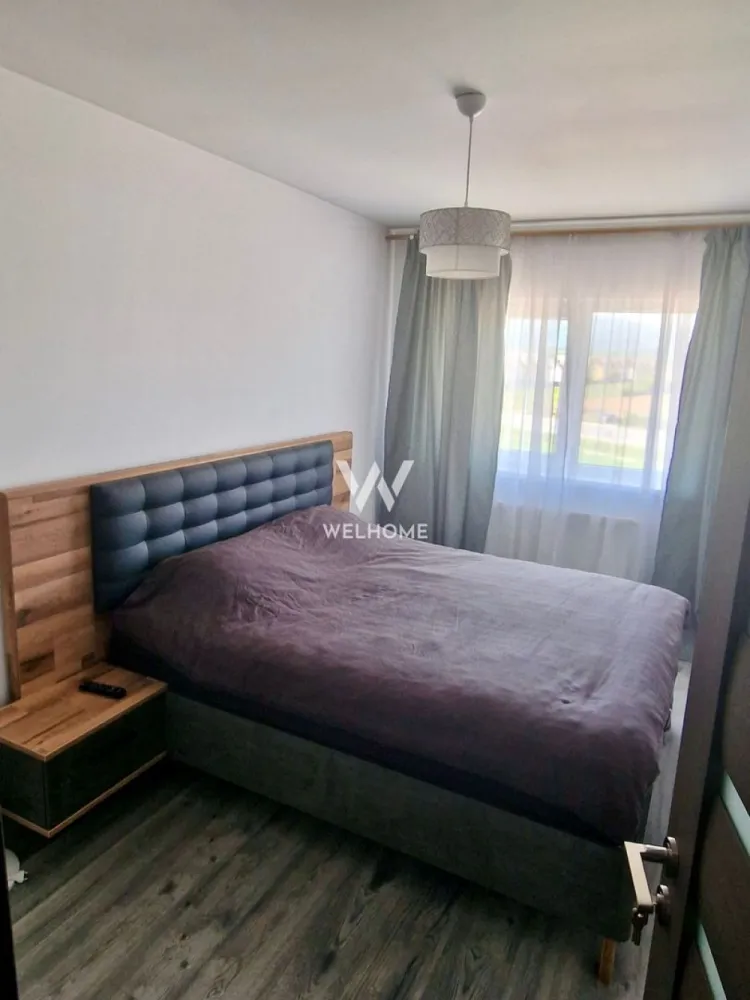 Apartament 2 camere de închiriat – Calea Cisnădiei - Oferim spre închiriere apartament cu 2 camere situat pe Calea Cisnădiei, strada Haralamb Georgescu, amplasat într-o zonă liniștită și în continuă dezvoltare.

Apartamentul are o suprafață utilă de 48 mp și este situat la etajul 3 iar deasupra avem pod. Compartimentarea este practică și modernă, fiind compus din living cu bucătărie open-space, dormitor, baie cu cabină de duș și balcon.
Locuința beneficiază de aer condiționat și se închiriază împreună cu 2 locuri de parcare private, un avantaj important în zonă.
Apartamentul este ideal pentru o persoană sau un cuplu care își dorește confort, liniște și acces facil către principalele puncte de interes din Sibiu.

Pentru mai multe informații și programarea unei vizionări, vă stau la dispoziție. 
Telefon: 0756 094 405 
Chirie lunara: 400 Euro + se percepe garantie
Comision client: 50% din prima chirie