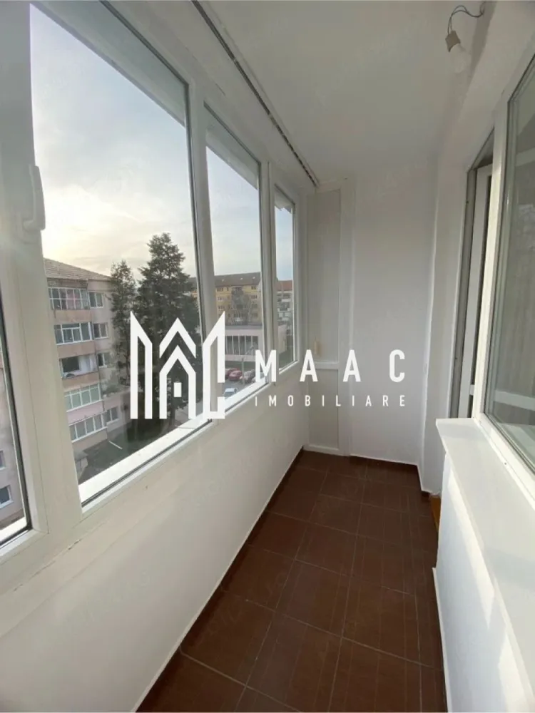 Apartament 2 camere decomandat | Hipodrom 1, Sibiu | 50 mp, balcon, etaj 4 - Apartament cu 2 camere decomandat, 50 mp utili, în Hipodrom 1, Sibiu, disponibil la închiriere cu 430 €/lună. Locuința este situată la etajul 4 și se predă complet mobilată și utilată, cu mutare imediată.

Detalii proprietate:
• Suprafață utilă: 50 mp, suprafață construită: 60 mp
• 2 camere, 1 dormitor, 1 baie, 1 bucătărie
• Compartimentare decomandată, confort 1.
• Etaj 4 din 4, imobil construit în 1991.
• 1 balcon acoperit.
• Finisaje moderne.
• Centrală termică proprie.
• Mașină de spălat rufe, mașină de spălat vase, frigider și cuptor cu microunde
• Două televizoare.
• Complet mobilat și complet utilat.

Zona Hipodrom I oferă acces facil către Lidl, farmacii, supermarketuri, mijloace de transport și alte facilități necesare pentru traiul de zi cu zi.
Pentru detalii suplimentare și programarea unei vizionări, contactați consultantul MAAC Imobiliare. Cod anunț CP3170453.