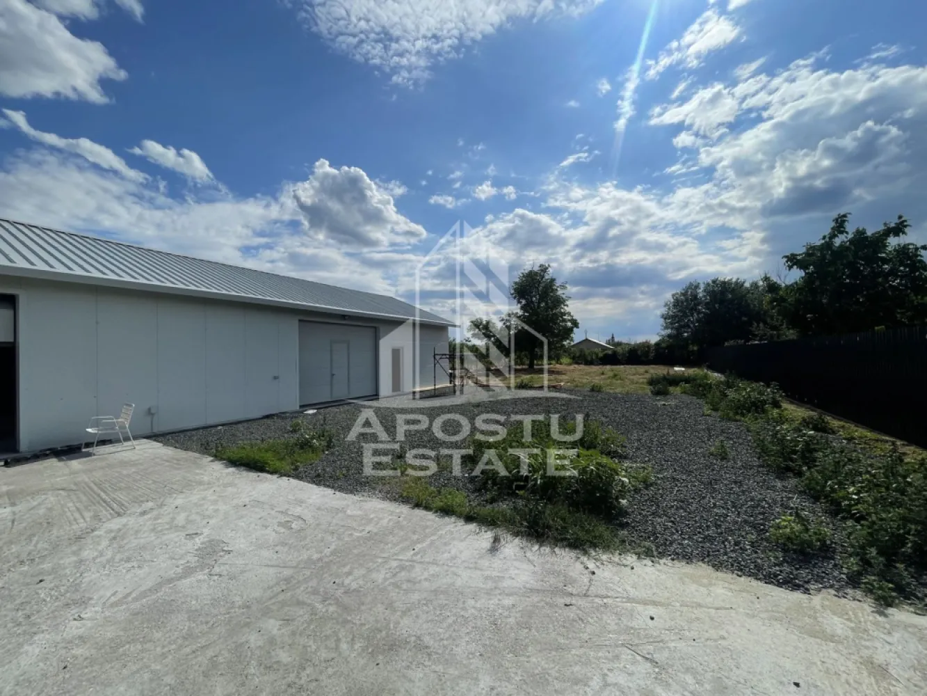 Hala 185 mp, teren 1439 mp, Parta Timis - Agentia imobiliara Apostu Estate va propune spre inchiriere Hala de 185 mp si teren cu acces auto, de 1439 mp in Parta, Jud.Timis

Hala este realizata din panouri sandwish pe structura metalica, compartimentata in 3 segmente dupa cum urmeaza: 
-hala principala 120 mp cu doua porti acces auto;
-hala secundara 40 mp, cu acces pietonal;
-spatiu pentru birouri cu grup sanitar.
Segmentele de hala pot comunica in functie de necesitate, hala dispune de curent trifazic, foraj apa, apa retea si canalizare, gazul se gaseste in fata proprietatii dar nu este bransat.
In fata halei curtea este betonata, poarta de acces 6 ml.

Pentru mai multe detalii sau pentru stabilirea unei vizionari nu ezitati sa ne contactati.
CP3155965