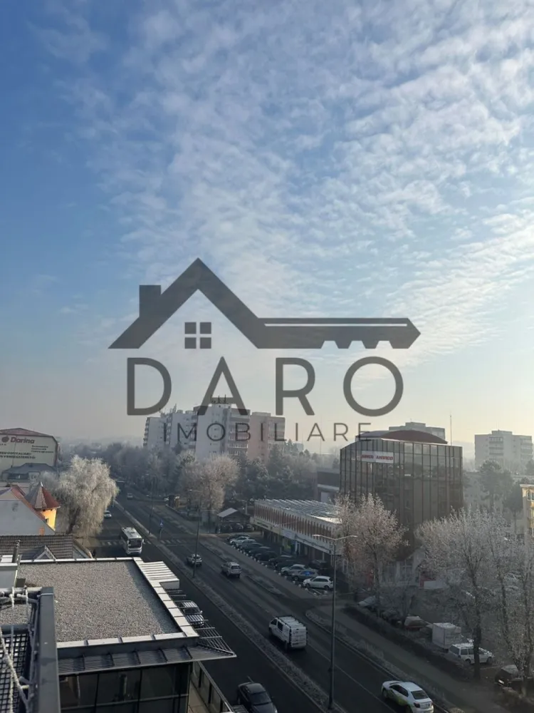 Studio de vanzare la Fomco, Green Rezidence, pe strada Livezeni. - 🏡 Studio modern de vânzare în Green Residence – Tudor, Târgu Mureș | 43 mp | Bloc nou 2022

Daro Imobiliare, prin Coman Maria, vă propune spre vânzare un studio modern și elegant, situat în ansamblul rezidențial Green Residence, pe strada Livezeni, una dintre cele mai apreciate și căutate zone rezidențiale din municipiul Târgu Mureș.

Locuința are o suprafață utilă de 43 mp și este amplasată la etajul 7 din 10 al unui imobil construit în anul 2022, beneficiind de o orientare sudică, ceea ce îi oferă lumină naturală pe tot parcursul zilei și un confort sporit indiferent de anotimp.

Apartamentul este compartimentat practic și eficient, fiind alcătuit din:
living spațios;
bucătărie;
hol;
baie.
Se vinde complet mobilat și utilat, exact cum se prezintă în fotografii, fiind pregătit pentru mutare imediată fără investiții suplimentare. Mobilierul și electrocasnicele sunt într-o stare foarte bună, apartamentul fiind ideal atât pentru locuință proprie, cât și pentru investiție în vederea închirierii.
Ansamblul Green Residence oferă un standard ridicat de confort și siguranță, iar blocul dispune de două lifturi moderne și încăpătoare, spații comune bine întreținute și acces facil către principalele puncte de interes ale orașului.

În imediata apropiere regăsim:
✔ supermarketuri și centre comerciale;
✔ farmacii;
✔ școli și grădinițe;
✔ stații pentru transportul în comun;
✔ restaurante și cafenele;
✔ acces rapid către centrul municipiului Târgu Mureș.

Separat, se poate achiziționa un loc de parcare exterior, amplasat lângă bloc, la prețul de 4.000 euro.

Această proprietate reprezintă o alegere excelentă pentru persoanele care își doresc un apartament modern, într-un bloc nou, dar și pentru investitorii care caută o proprietate cu potențial foarte bun de închiriere datorită poziției și facilităților oferite de complex.
💶 Preț: [completați prețul] Euro
📞 Pentru informații suplimentare și programarea unei vizionări:
Coman Maria – Consultant Imobiliar
Daro Imobiliare
☎️ 0749 535 729
💳 Aveți nevoie de finanțare? Beneficiați gratuit de consultanță pentru obținerea unui credit bancar prin Kiwi Finance, prin intermediul lui Coman Maria – Broker de Credite Autorizat, cu acces la ofertele mai multor bănci din România pentru identificarea celei mai avantajoase soluții de creditare. 🔑🏡