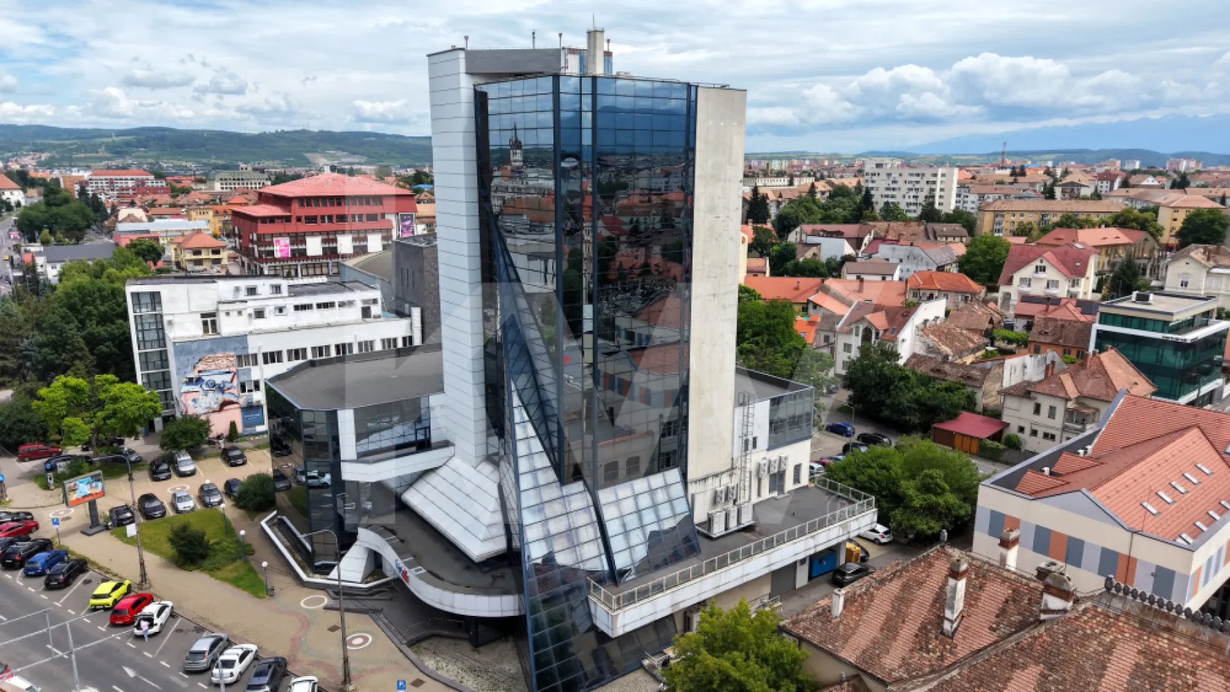 Birouri premium de închiriat | Clădire cu 6 etaje în centrul Sibiului - 
Clădire de birouri de închiriat în Centrul Sibiului
O oportunitate excelentă pentru companiile care își doresc un sediu reprezentativ într-una dintre cele mai bune locații din Sibiu.
Clădirea dispune de 6 etaje disponibile spre închiriere, fiecare nivel având aproximativ 250 mp. Spațiile sunt organizate în regim open-space, oferind flexibilitate maximă pentru amenajarea și compartimentarea birourilor în funcție de necesitățile fiecărui chiriaș.
Fiecare etaj beneficiază de grupuri sanitare proprii și bucătărie, iar liftul asigură acces rapid și confortabil către toate nivelurile clădirii.
 Aproximativ 250 mp pe nivel
 Spații open-space, configurabile după necesități
 Lift modern
 Bucătărie și grupuri sanitare la fiecare etaj
 Panoramă deosebită asupra orașului
 Locație ultracentrală
Proprietatea oferă flexibilitate atât pentru companiile care au nevoie de suprafețe mai mici, cât și pentru cele care doresc să ocupe mai multe niveluri.
Se poate închiria un singur etaj, mai multe etaje sau întreaga suprafață disponibilă, în funcție de necesitățile afacerii dumneavoastră.
Ideal pentru companii IT, centre de servicii, call-center, cabinete medicale, firme de consultanță, sedii administrative sau orice activitate care necesită un spațiu modern și bine poziționat