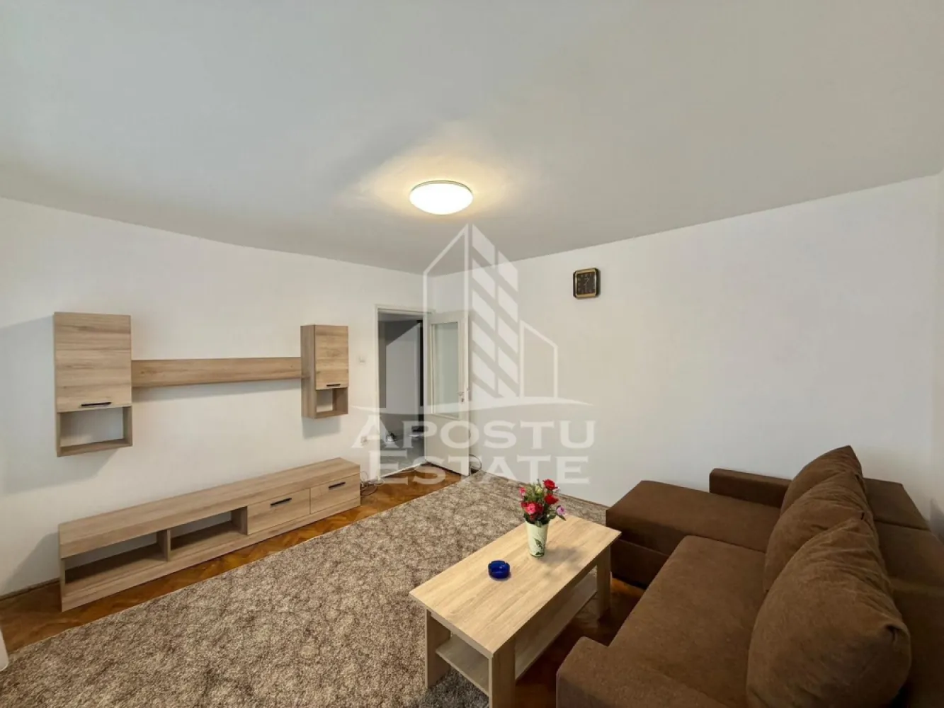 Apartament cu 3 camere de inchiriat, decomandat,zona Modern, Timisoara - Agentia imobiliara APOSTU ESTATE va propune spre inchiriere un apartament decomandat cu 3 camere, spatios si luminos, situat in zona Dorobantilor-Modern, o zona linistita si bine pozitionata din Timisoara, potrivit pentru cupluri sau familii care isi doresc o locuinta unde sa se simta confortabil si cu acces facil catre scoli, statii de autobuz, supermarketuri , magazine de zona, parcuri.

Suprafata utila: 70 mp
Compartimentare eficienta:
-Hol de acces generos
-Bucatarie complet mobilata si utilata, cu loc de luat masa
-Living luminos si spatios
-Dormitoare mobilate si utilate
-Baie prevazuta cu cada si geam la baie pentru ventilatie naturala
-Baie de serviciu

Confort si facilitati:
-Incalzirea apartamentului: colterm (calorifere)
-Apartamentul este complet mobilat si utilat

Localizare:
-Timis,Timisoara, zona Dorobantilor – Modern, proximitatea OMV, Profi, la cateva minute de Piata Badea Cartan, Scoala generala nr. 22

Ideal pentru:
-Familii
-Cupluri

Disponibilitate: imediata
Pret chirie lunara: 450 euro 
Programeaza o vizionare pentru a-ti putea imagina viitorul aici!
ID intern: CP3162336