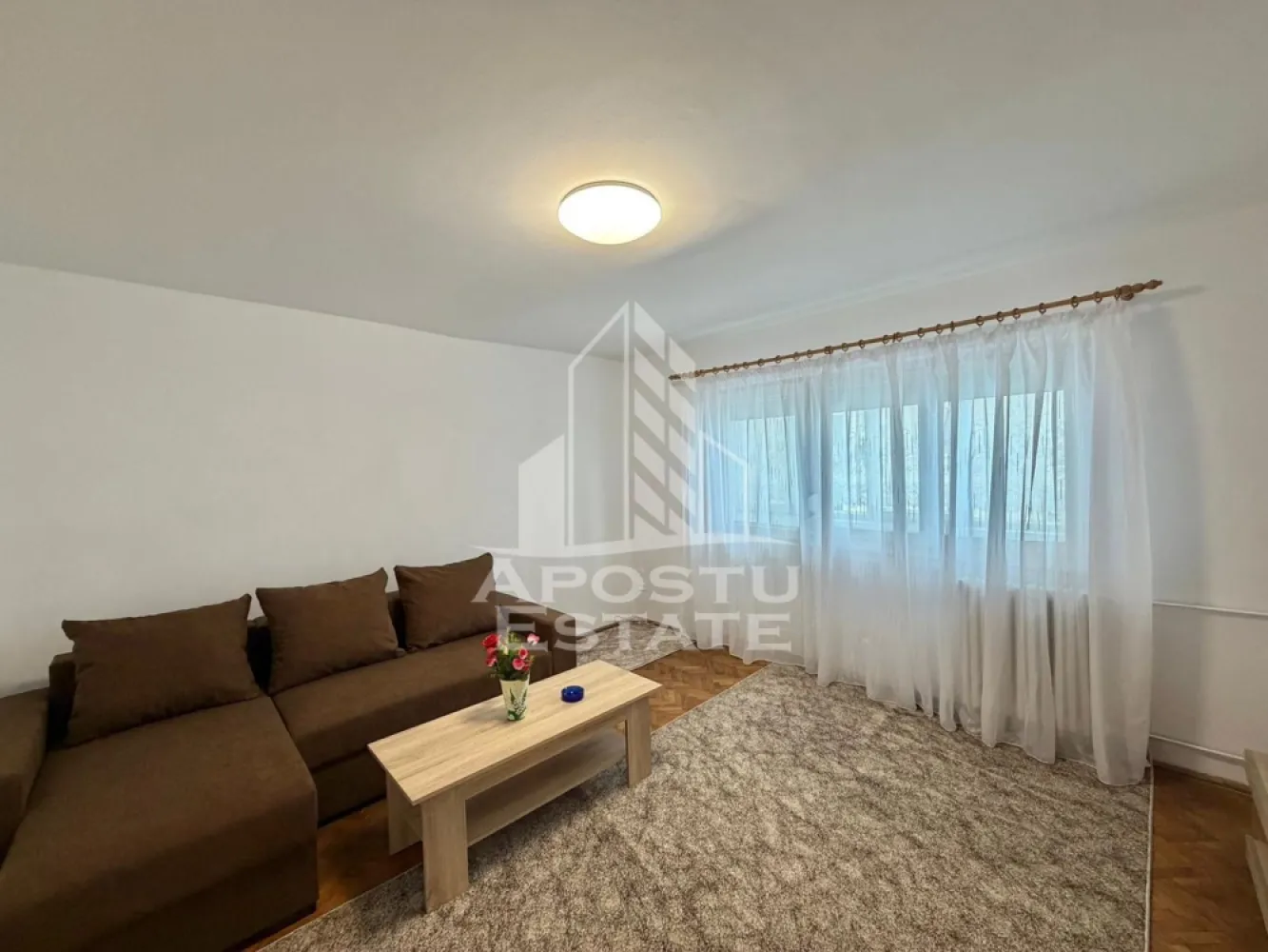 Apartament cu 3 camere de inchiriat, decomandat,zona Modern, Timisoara - Agentia imobiliara APOSTU ESTATE va propune spre inchiriere un apartament decomandat cu 3 camere, spatios si luminos, situat in zona Dorobantilor-Modern, o zona linistita si bine pozitionata din Timisoara, potrivit pentru cupluri sau familii care isi doresc o locuinta unde sa se simta confortabil si cu acces facil catre scoli, statii de autobuz, supermarketuri , magazine de zona, parcuri.

Suprafata utila: 70 mp
Compartimentare eficienta:
-Hol de acces generos
-Bucatarie complet mobilata si utilata, cu loc de luat masa
-Living luminos si spatios
-Dormitoare mobilate si utilate
-Baie prevazuta cu cada si geam la baie pentru ventilatie naturala
-Baie de serviciu

Confort si facilitati:
-Incalzirea apartamentului: colterm (calorifere)
-Apartamentul este complet mobilat si utilat

Localizare:
-Timis,Timisoara, zona Dorobantilor – Modern, proximitatea OMV, Profi, la cateva minute de Piata Badea Cartan, Scoala generala nr. 22

Ideal pentru:
-Familii
-Cupluri

Disponibilitate: imediata
Pret chirie lunara: 450 euro 
Programeaza o vizionare pentru a-ti putea imagina viitorul aici!
ID intern: CP3162336