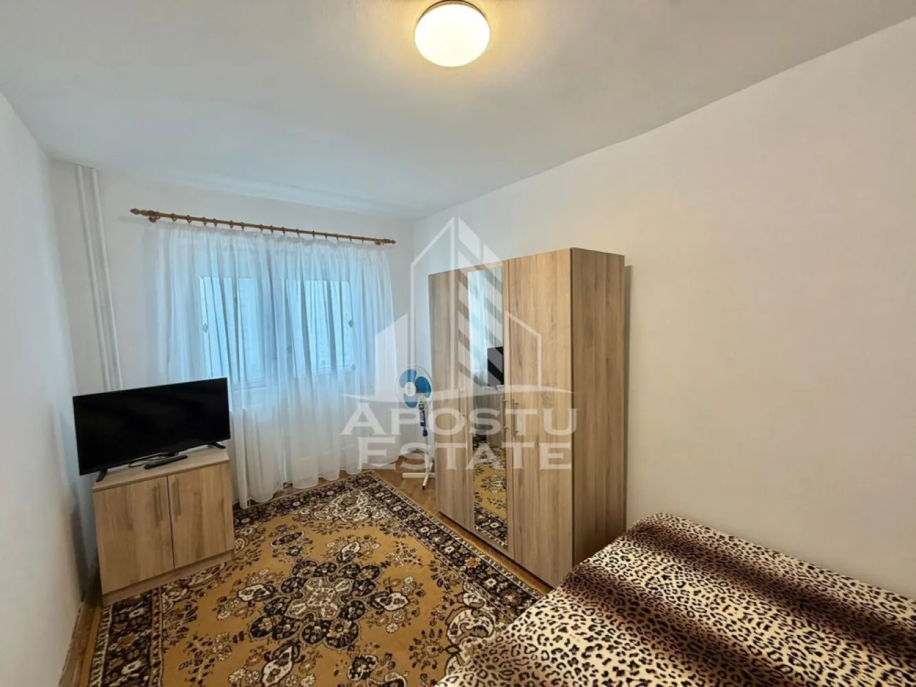 Apartament cu 3 camere de inchiriat, decomandat,zona Modern, Timisoara - Agentia imobiliara APOSTU ESTATE va propune spre inchiriere un apartament decomandat cu 3 camere, spatios si luminos, situat in zona Dorobantilor-Modern, o zona linistita si bine pozitionata din Timisoara, potrivit pentru cupluri sau familii care isi doresc o locuinta unde sa se simta confortabil si cu acces facil catre scoli, statii de autobuz, supermarketuri , magazine de zona, parcuri.

Suprafata utila: 70 mp
Compartimentare eficienta:
-Hol de acces generos
-Bucatarie complet mobilata si utilata, cu loc de luat masa
-Living luminos si spatios
-Dormitoare mobilate si utilate
-Baie prevazuta cu cada si geam la baie pentru ventilatie naturala
-Baie de serviciu

Confort si facilitati:
-Incalzirea apartamentului: colterm (calorifere)
-Apartamentul este complet mobilat si utilat

Localizare:
-Timis,Timisoara, zona Dorobantilor – Modern, proximitatea OMV, Profi, la cateva minute de Piata Badea Cartan, Scoala generala nr. 22

Ideal pentru:
-Familii
-Cupluri

Disponibilitate: imediata
Pret chirie lunara: 450 euro 
Programeaza o vizionare pentru a-ti putea imagina viitorul aici!
ID intern: CP3162336