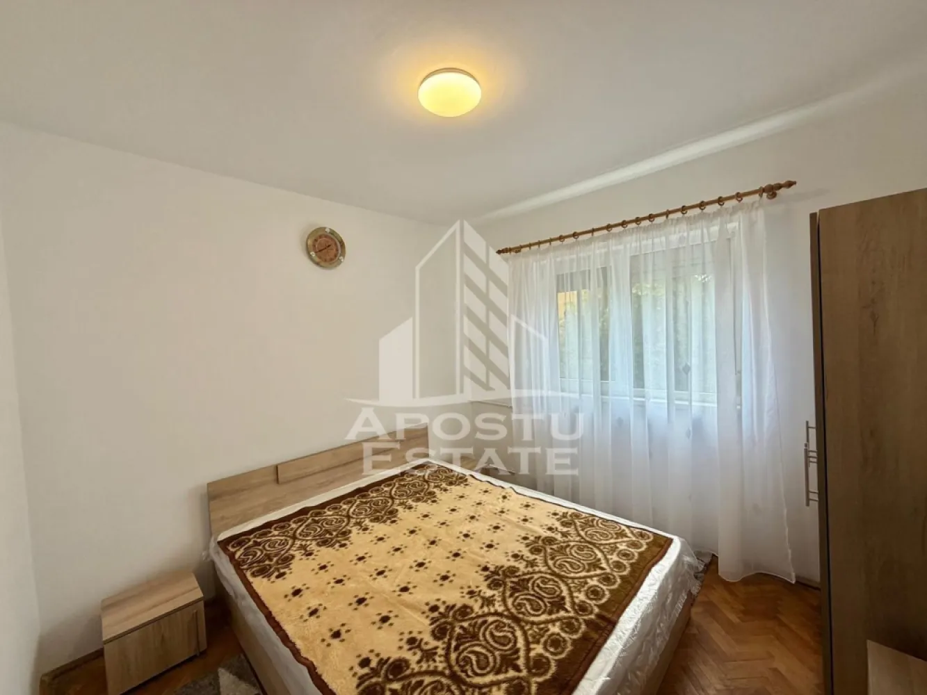 Apartament cu 3 camere de inchiriat, decomandat,zona Modern, Timisoara - Agentia imobiliara APOSTU ESTATE va propune spre inchiriere un apartament decomandat cu 3 camere, spatios si luminos, situat in zona Dorobantilor-Modern, o zona linistita si bine pozitionata din Timisoara, potrivit pentru cupluri sau familii care isi doresc o locuinta unde sa se simta confortabil si cu acces facil catre scoli, statii de autobuz, supermarketuri , magazine de zona, parcuri.

Suprafata utila: 70 mp
Compartimentare eficienta:
-Hol de acces generos
-Bucatarie complet mobilata si utilata, cu loc de luat masa
-Living luminos si spatios
-Dormitoare mobilate si utilate
-Baie prevazuta cu cada si geam la baie pentru ventilatie naturala
-Baie de serviciu

Confort si facilitati:
-Incalzirea apartamentului: colterm (calorifere)
-Apartamentul este complet mobilat si utilat

Localizare:
-Timis,Timisoara, zona Dorobantilor – Modern, proximitatea OMV, Profi, la cateva minute de Piata Badea Cartan, Scoala generala nr. 22

Ideal pentru:
-Familii
-Cupluri

Disponibilitate: imediata
Pret chirie lunara: 450 euro 
Programeaza o vizionare pentru a-ti putea imagina viitorul aici!
ID intern: CP3162336
