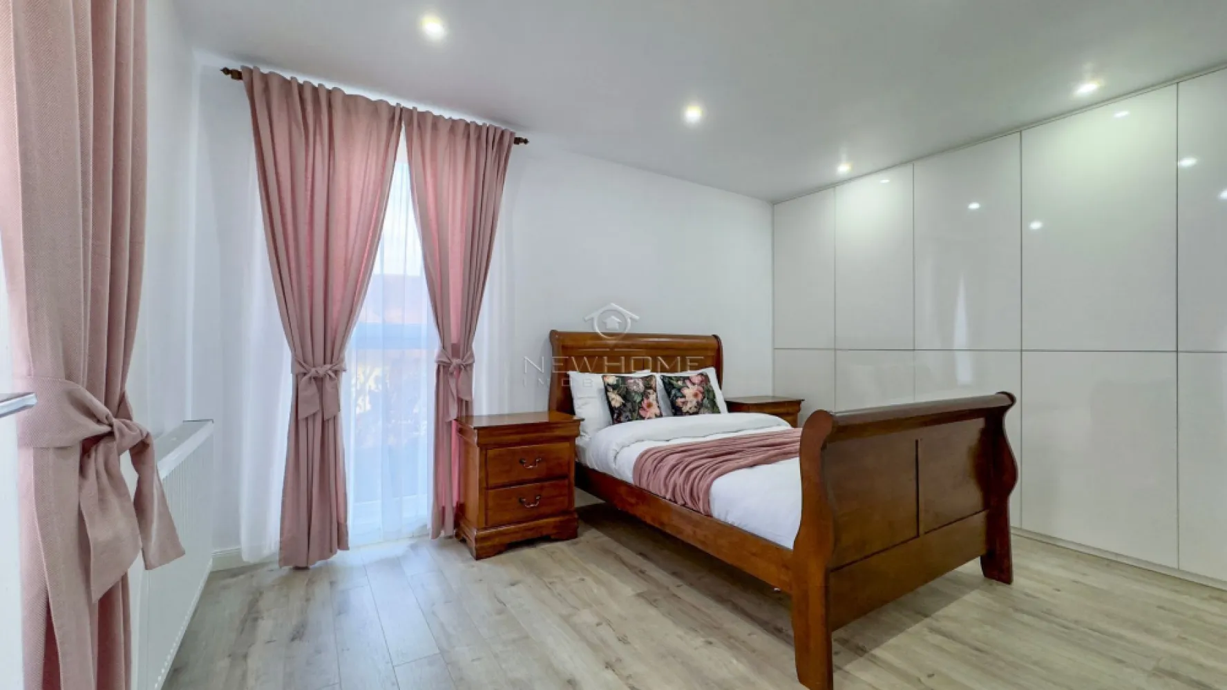 Comision 0% Apartament cu 3 camere de vânzare în zona Centrală - Comision 0% pentru cumpărător!
NewHOME Imobiliare ofera in EXCLUSIVITATE spre vanzare apartament modern cu 3 camere. Situat in zona CENTRALĂ. Apartamentul este amplasat la etajul 1 din 5 intr-un imobil nou finalizat in anul 2020, dispune de suprafata utilă 60 mp + 5 balcon. Compartimentat astfel: hol, living impreuna cu bucataria, 2 dormitoare, 1 baie, 1 balcon, obtional loc de PARCARE subteran la pretul de 15.000 euro. Pentru confortul Dvs. se vinde complet mobilat/utilat, cum se vede in poze, dotat cu centrala termica proprie, AER condiționat, electrocasnice de calitate. Avand in vedere poziția si avantajele zonei este una de mare interes, fiind in apropiere de centrul orasului, mijloacele de transport in comun, magazine alimentare, scoli/ gradinite, farmacii, banci etc. Pentru mai multe informatii si pentru a programa o vizionare, contactati-ne cu incredere!