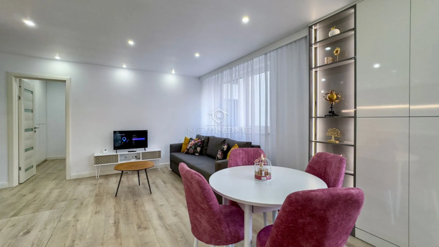 Comision 0% Apartament cu 3 camere de vânzare în zona Centrală - Comision 0% pentru cumpărător!
NewHOME Imobiliare ofera in EXCLUSIVITATE spre vanzare apartament modern cu 3 camere. Situat in zona CENTRALĂ. Apartamentul este amplasat la etajul 1 din 5 intr-un imobil nou finalizat in anul 2020, dispune de suprafata utilă 60 mp + 5 balcon. Compartimentat astfel: hol, living impreuna cu bucataria, 2 dormitoare, 1 baie, 1 balcon, obtional loc de PARCARE subteran la pretul de 15.000 euro. Pentru confortul Dvs. se vinde complet mobilat/utilat, cum se vede in poze, dotat cu centrala termica proprie, AER condiționat, electrocasnice de calitate. Avand in vedere poziția si avantajele zonei este una de mare interes, fiind in apropiere de centrul orasului, mijloacele de transport in comun, magazine alimentare, scoli/ gradinite, farmacii, banci etc. Pentru mai multe informatii si pentru a programa o vizionare, contactati-ne cu incredere!