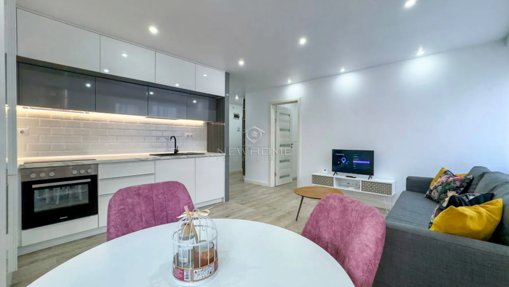 Comision 0% Apartament cu 3 camere de vânzare în zona Centrală - Comision 0% pentru cumpărător!
NewHOME Imobiliare ofera in EXCLUSIVITATE spre vanzare apartament modern cu 3 camere. Situat in zona CENTRALĂ. Apartamentul este amplasat la etajul 1 din 5 intr-un imobil nou finalizat in anul 2020, dispune de suprafata utilă 60 mp + 5 balcon. Compartimentat astfel: hol, living impreuna cu bucataria, 2 dormitoare, 1 baie, 1 balcon, obtional loc de PARCARE subteran la pretul de 15.000 euro. Pentru confortul Dvs. se vinde complet mobilat/utilat, cum se vede in poze, dotat cu centrala termica proprie, AER condiționat, electrocasnice de calitate. Avand in vedere poziția si avantajele zonei este una de mare interes, fiind in apropiere de centrul orasului, mijloacele de transport in comun, magazine alimentare, scoli/ gradinite, farmacii, banci etc. Pentru mai multe informatii si pentru a programa o vizionare, contactati-ne cu incredere!