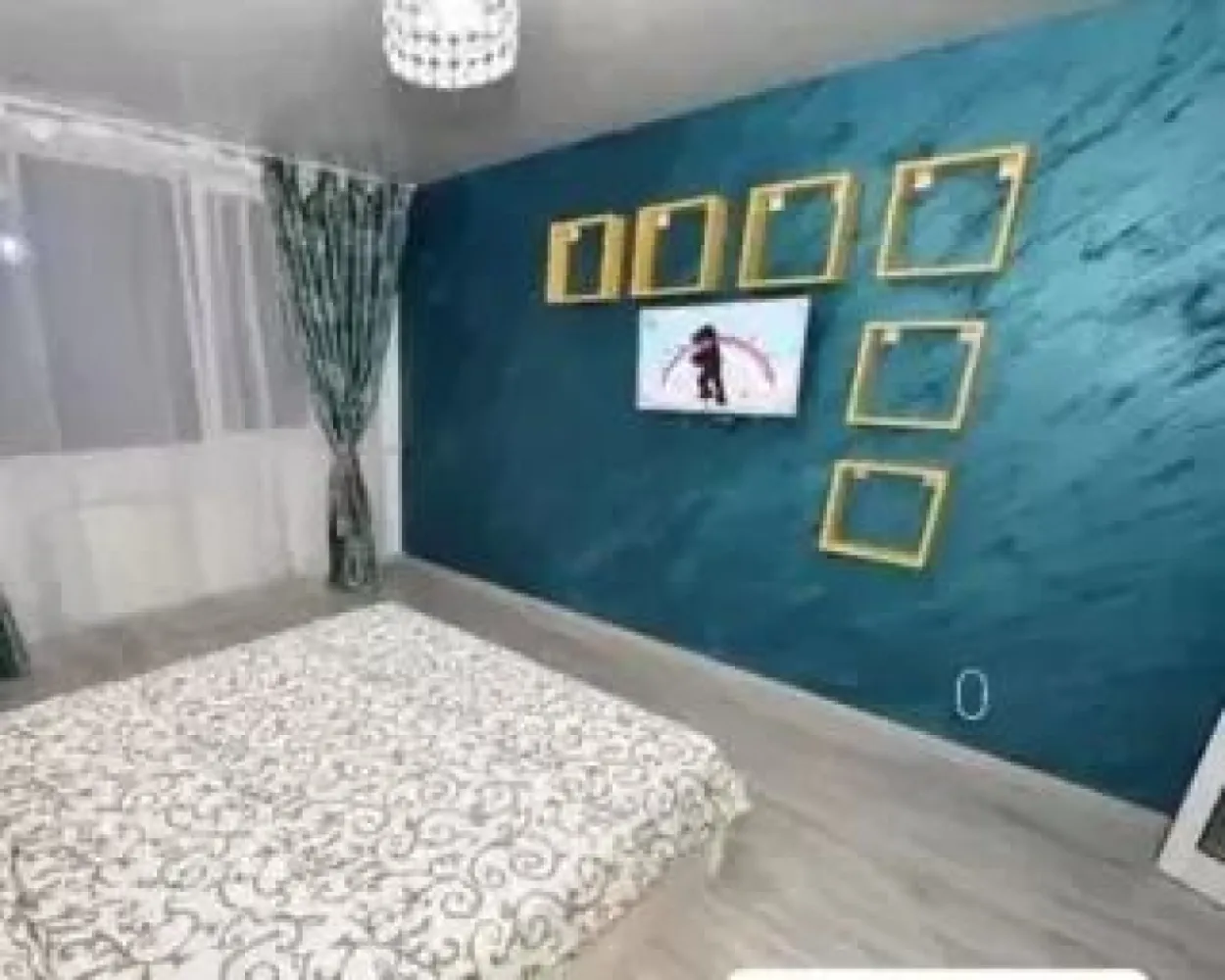 De vanzare garsoniera A-uri Tiglina 1, et. 1, 42.500 euro - MAG Invest vă propune spre vânzare o garsonieră situată la etajul 1 al unui imobil cu 4 niveluri, amplasat stradal, într-una dintre cele mai căutate zone ale orașului – Țiglina 1, zona A-uri.
Proprietatea beneficiază de o poziționare excelentă, într-un bloc fără risc seismic, cu acces facil atât din Strada Brăilei, cât și din parcarea aferentă imobilului. Datorită amplasării și compartimentării eficiente, garsoniera este potrivită atât pentru locuit, cât și pentru desfășurarea unei activități de birou sau pentru investiție în vederea închirierii pe termen lung ori în regim hotelier.
Un avantaj important îl reprezintă proximitatea față de Tribunalul Galați, ceea ce face proprietatea atractivă pentru avocați, notari, executori, consultanți sau alte profesii liberale. Primele două niveluri ale clădirii sunt ocupate în mare parte de birouri și sedii de firme, conferind zonei un caracter profesional și dinamic.
Garsoniera dispune de:
branșament individual la gaz;
aer condiționat;
tâmplărie PVC cu geam termopan;
gresie, faianță și parchet;
ușă metalică.
Locuința se vinde complet mobilată și utilată, exact cum este prezentată în fotografii, fiind pregătită pentru utilizare imediată.
Preț de vânzare: 42.500 euro
Pentru informații suplimentare și programarea unei vizionări:
MAG Invest – Marilena
 0741.030.291