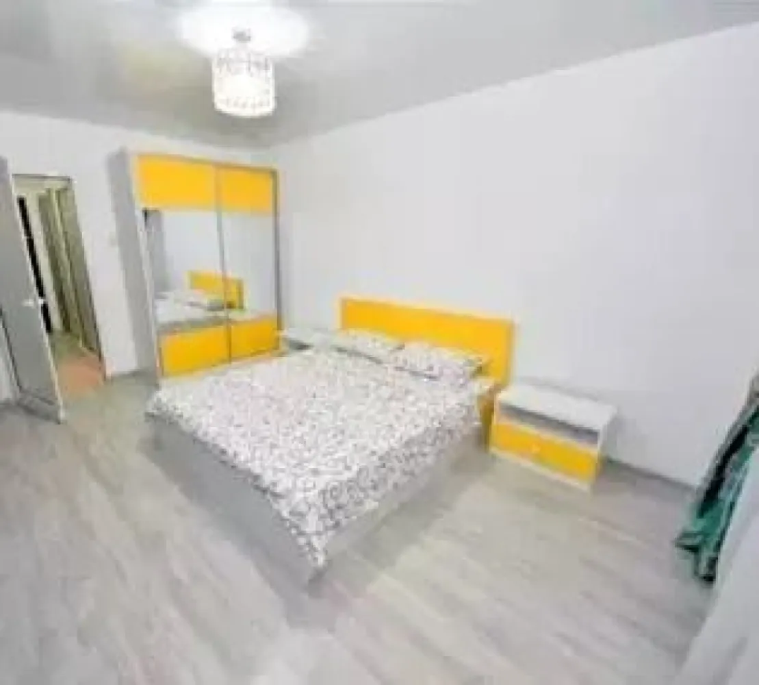 De vanzare garsoniera A-uri Tiglina 1, et. 1, 42.500 euro - MAG Invest vă propune spre vânzare o garsonieră situată la etajul 1 al unui imobil cu 4 niveluri, amplasat stradal, într-una dintre cele mai căutate zone ale orașului – Țiglina 1, zona A-uri.
Proprietatea beneficiază de o poziționare excelentă, într-un bloc fără risc seismic, cu acces facil atât din Strada Brăilei, cât și din parcarea aferentă imobilului. Datorită amplasării și compartimentării eficiente, garsoniera este potrivită atât pentru locuit, cât și pentru desfășurarea unei activități de birou sau pentru investiție în vederea închirierii pe termen lung ori în regim hotelier.
Un avantaj important îl reprezintă proximitatea față de Tribunalul Galați, ceea ce face proprietatea atractivă pentru avocați, notari, executori, consultanți sau alte profesii liberale. Primele două niveluri ale clădirii sunt ocupate în mare parte de birouri și sedii de firme, conferind zonei un caracter profesional și dinamic.
Garsoniera dispune de:
branșament individual la gaz;
aer condiționat;
tâmplărie PVC cu geam termopan;
gresie, faianță și parchet;
ușă metalică.
Locuința se vinde complet mobilată și utilată, exact cum este prezentată în fotografii, fiind pregătită pentru utilizare imediată.
Preț de vânzare: 42.500 euro
Pentru informații suplimentare și programarea unei vizionări:
MAG Invest – Marilena
 0741.030.291