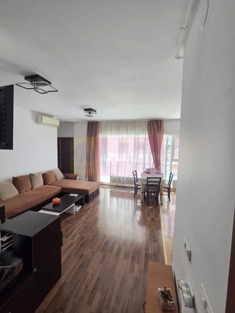 Rasarit de Soare, Auchan Titan, apartament 3 camere - Agentia Imobiliara Apulum 94, va propune spre vanzare
Apartament 3 camere decomandat, situat in zona Titan – Auchan, cu suprafata utila de 70 mp, la etajul 5 al unui bloc construit in anul 2009. Apartamentul este foarte bine compartimentat, luminos si confortabil, potrivit atat pentru locuit, cat si pentru investitie.

Locuinta se vinde complet mobilata si utilata, fiind gata pentru mutare imediata. Dispune de living spatios, doua dormitoare, bucatarie separata, baie, spatu de depozitare si balcon. Apartamentul este ingrijit si ofera un ambient placut si practic pentru o familie.

Zona este una foarte apreciata, cu acces rapid catre Auchan Titan, supermarketuri, farmacii, scoli, gradinite, restaurante si mijloace de transport in comun. Statia de metrou se afla la aproximativ 15 minute de mers pe jos, iar accesul catre principalele artere ale orasului este facil.

Detalii:

* 3 camere
* Decomandat
* 70 mp
* Etaj 5
* Bloc construit in anul 2009
* Mobilat si utilat
* Balcon
* Zona linistita si bine conectata

Pret: 148.000 euro - negociabil.