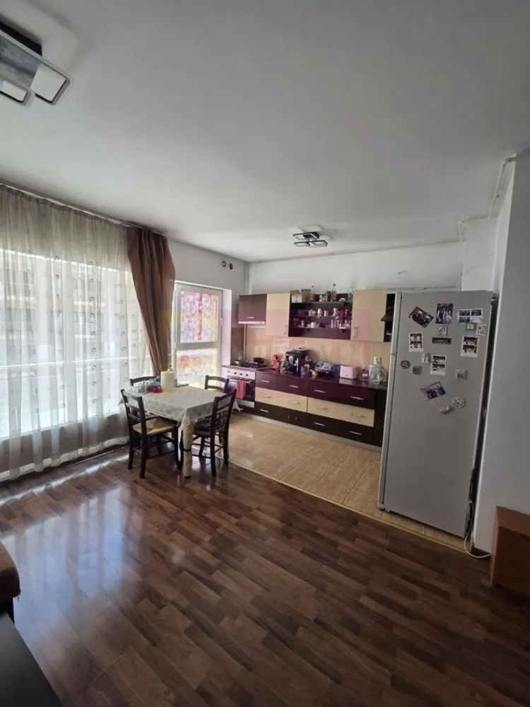 Rasarit de Soare, Auchan Titan, apartament 3 camere - Agentia Imobiliara Apulum 94, va propune spre vanzare
Apartament 3 camere decomandat, situat in zona Titan – Auchan, cu suprafata utila de 70 mp, la etajul 5 al unui bloc construit in anul 2009. Apartamentul este foarte bine compartimentat, luminos si confortabil, potrivit atat pentru locuit, cat si pentru investitie.

Locuinta se vinde complet mobilata si utilata, fiind gata pentru mutare imediata. Dispune de living spatios, doua dormitoare, bucatarie separata, baie, spatu de depozitare si balcon. Apartamentul este ingrijit si ofera un ambient placut si practic pentru o familie.

Zona este una foarte apreciata, cu acces rapid catre Auchan Titan, supermarketuri, farmacii, scoli, gradinite, restaurante si mijloace de transport in comun. Statia de metrou se afla la aproximativ 15 minute de mers pe jos, iar accesul catre principalele artere ale orasului este facil.

Detalii:

* 3 camere
* Decomandat
* 70 mp
* Etaj 5
* Bloc construit in anul 2009
* Mobilat si utilat
* Balcon
* Zona linistita si bine conectata

Pret: 148.000 euro - negociabil.