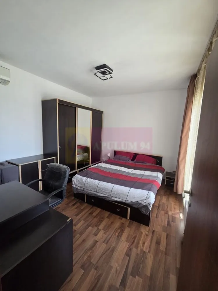 Rasarit de Soare, Auchan Titan, apartament 3 camere - Agentia Imobiliara Apulum 94, va propune spre vanzare
Apartament 3 camere decomandat, situat in zona Titan – Auchan, cu suprafata utila de 70 mp, la etajul 5 al unui bloc construit in anul 2009. Apartamentul este foarte bine compartimentat, luminos si confortabil, potrivit atat pentru locuit, cat si pentru investitie.

Locuinta se vinde complet mobilata si utilata, fiind gata pentru mutare imediata. Dispune de living spatios, doua dormitoare, bucatarie separata, baie, spatu de depozitare si balcon. Apartamentul este ingrijit si ofera un ambient placut si practic pentru o familie.

Zona este una foarte apreciata, cu acces rapid catre Auchan Titan, supermarketuri, farmacii, scoli, gradinite, restaurante si mijloace de transport in comun. Statia de metrou se afla la aproximativ 15 minute de mers pe jos, iar accesul catre principalele artere ale orasului este facil.

Detalii:

* 3 camere
* Decomandat
* 70 mp
* Etaj 5
* Bloc construit in anul 2009
* Mobilat si utilat
* Balcon
* Zona linistita si bine conectata

Pret: 148.000 euro - negociabil.