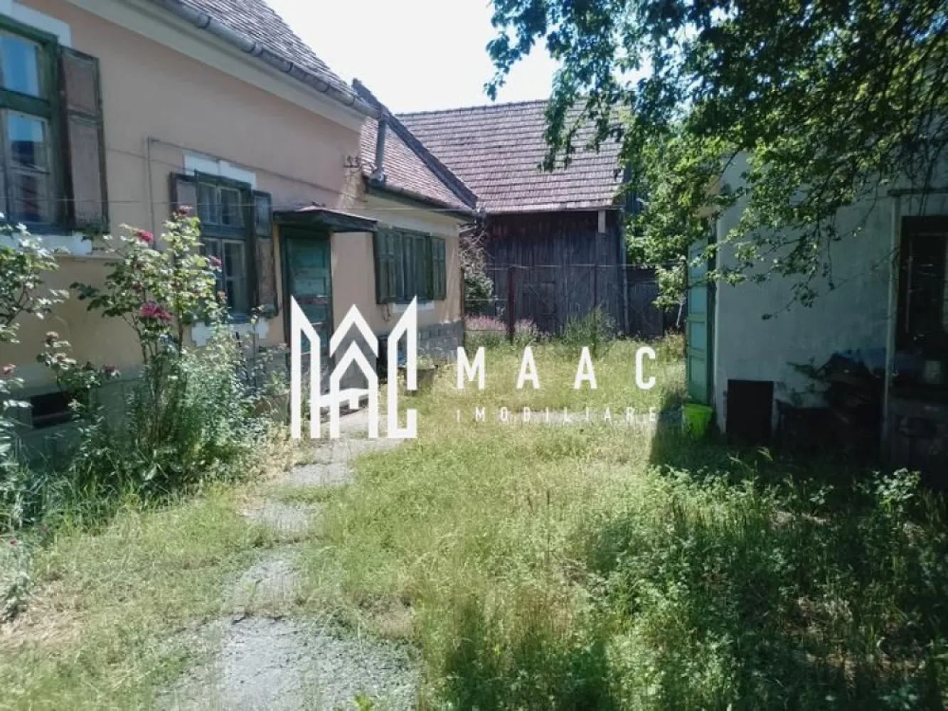 Casă 3 camere individuală | Turnisor, Sibiu | 604 teren - Casă individuală de vânzare în Turnisor, Sibiu, pe Strada Prelungirea Ogorului, cu 80 mp utili și teren de 604 mp. Proprietatea are 3 camere, 2 dormitoare, 1 baie și 1 bucătărie.

Detalii proprietate:
• Suprafață utilă 80 mp, suprafață construită 112 mp
• Teren de 604 mp
• Casă individuală
• Construită în 1956
• Structură din cărămidă și acoperiș din țiglă
• Stare: necesită renovare
• Compartimentare: hol de acces, bucătărie, sufragerie, dormitor, baie și pivniță
• Pod cu suprafață generoasă, ce poate fi amenajată
• Anexe gospodărești: șură și coteț pentru păsări
• Curte generoasă și două zone mari de grădină

Zonă și acces:
Turnisor este o zonă liniștită, cu acces facil către Sibiu. Proprietatea se află la aproximativ 20 de minute de mers pe jos până la Aeroportul Internațional Sibiu.

Pentru mai multe detalii și programarea unei vizionări, contactați-ne și menționați codul CP3171304.