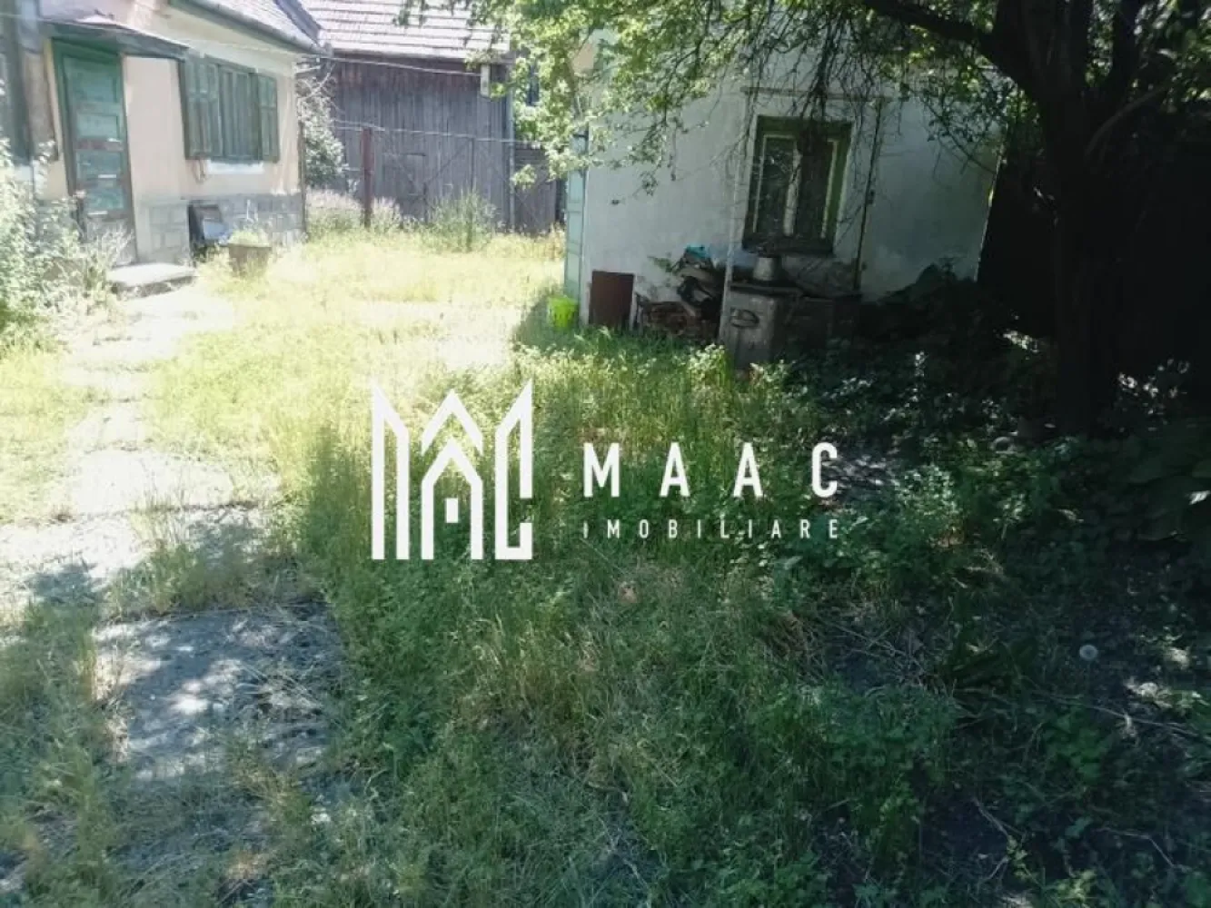 Casă 3 camere individuală | Turnisor, Sibiu | 604 teren - Casă individuală de vânzare în Turnisor, Sibiu, pe Strada Prelungirea Ogorului, cu 80 mp utili și teren de 604 mp. Proprietatea are 3 camere, 2 dormitoare, 1 baie și 1 bucătărie.

Detalii proprietate:
• Suprafață utilă 80 mp, suprafață construită 112 mp
• Teren de 604 mp
• Casă individuală
• Construită în 1956
• Structură din cărămidă și acoperiș din țiglă
• Stare: necesită renovare
• Compartimentare: hol de acces, bucătărie, sufragerie, dormitor, baie și pivniță
• Pod cu suprafață generoasă, ce poate fi amenajată
• Anexe gospodărești: șură și coteț pentru păsări
• Curte generoasă și două zone mari de grădină

Zonă și acces:
Turnisor este o zonă liniștită, cu acces facil către Sibiu. Proprietatea se află la aproximativ 20 de minute de mers pe jos până la Aeroportul Internațional Sibiu.

Pentru mai multe detalii și programarea unei vizionări, contactați-ne și menționați codul CP3171304.